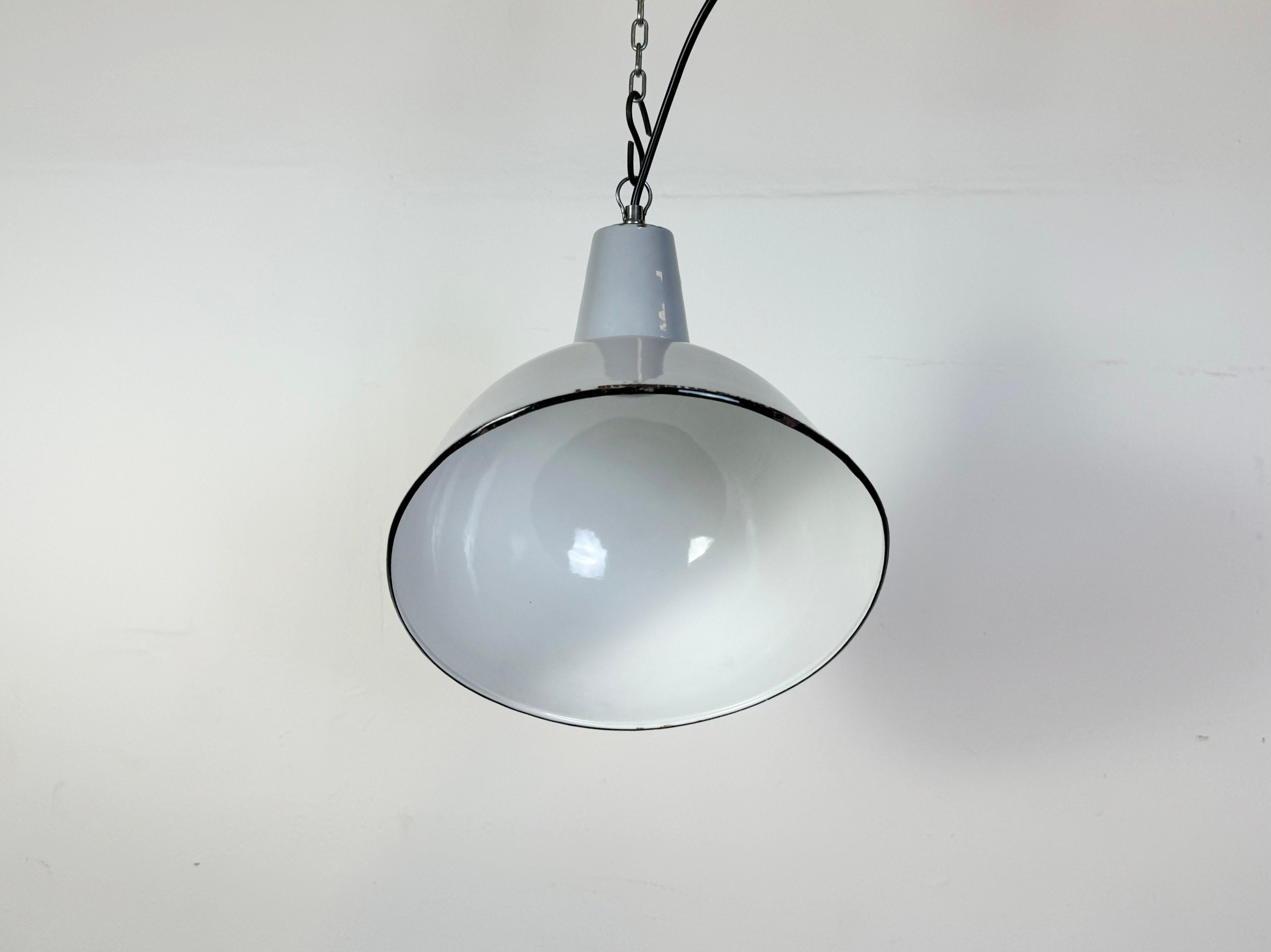 Lampada a sospensione industriale di fabbrica in smalto grigio, anni '60 in vendita 1