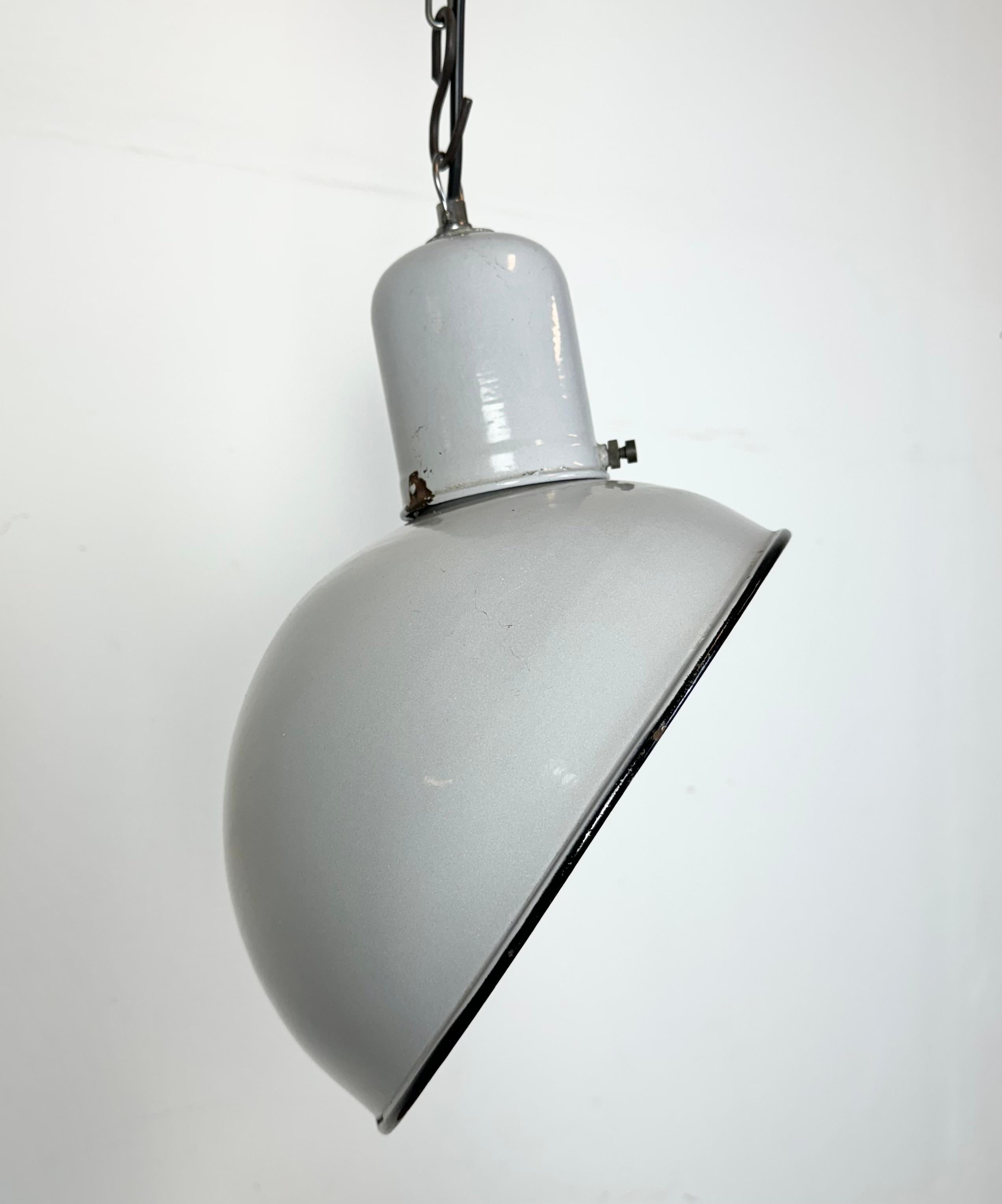Lampada a sospensione industriale di fabbrica in smalto grigio, anni '60 in vendita 1
