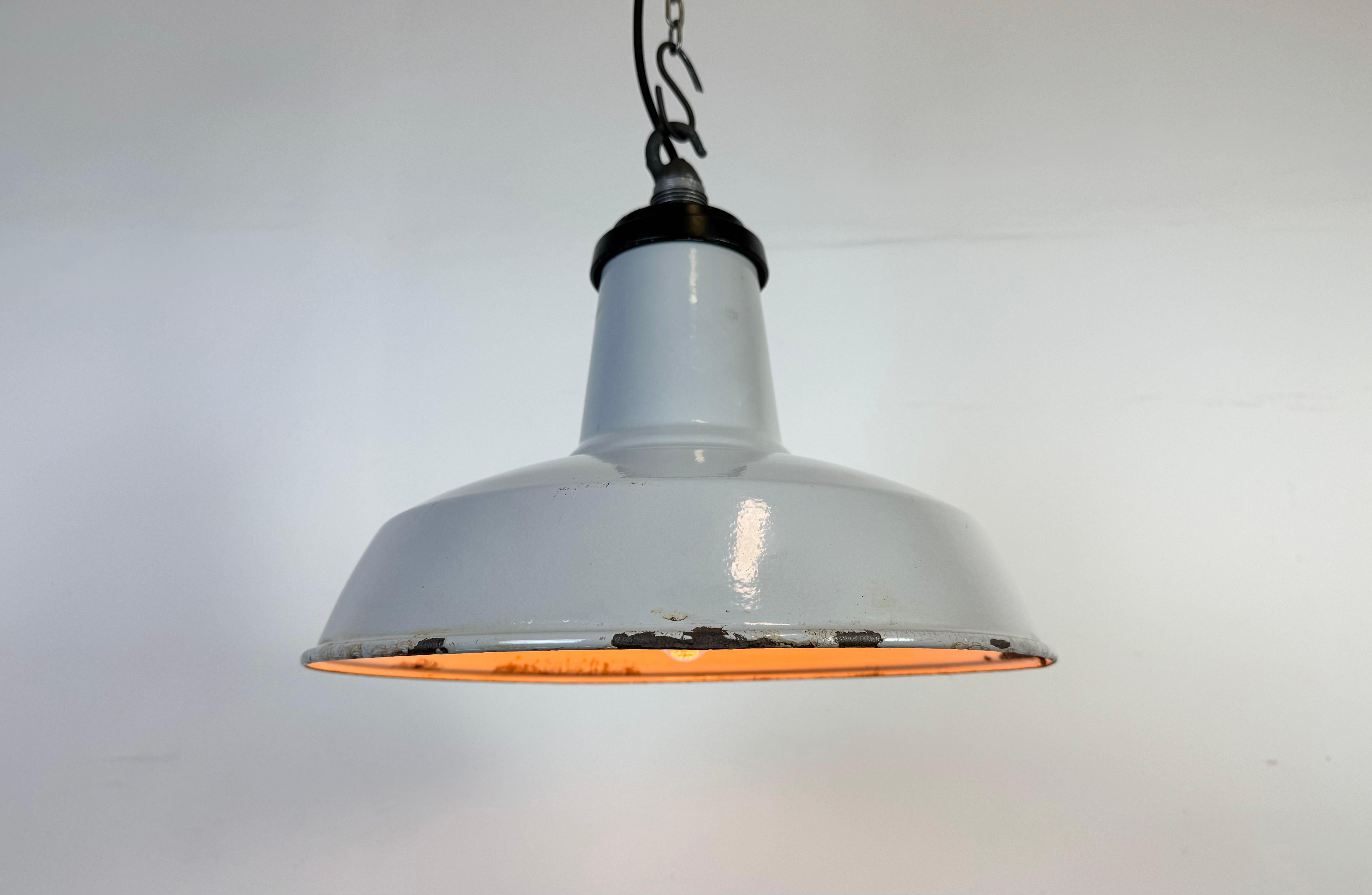 Lampada a sospensione industriale di fabbrica in smalto grigio, anni '60 in vendita 1