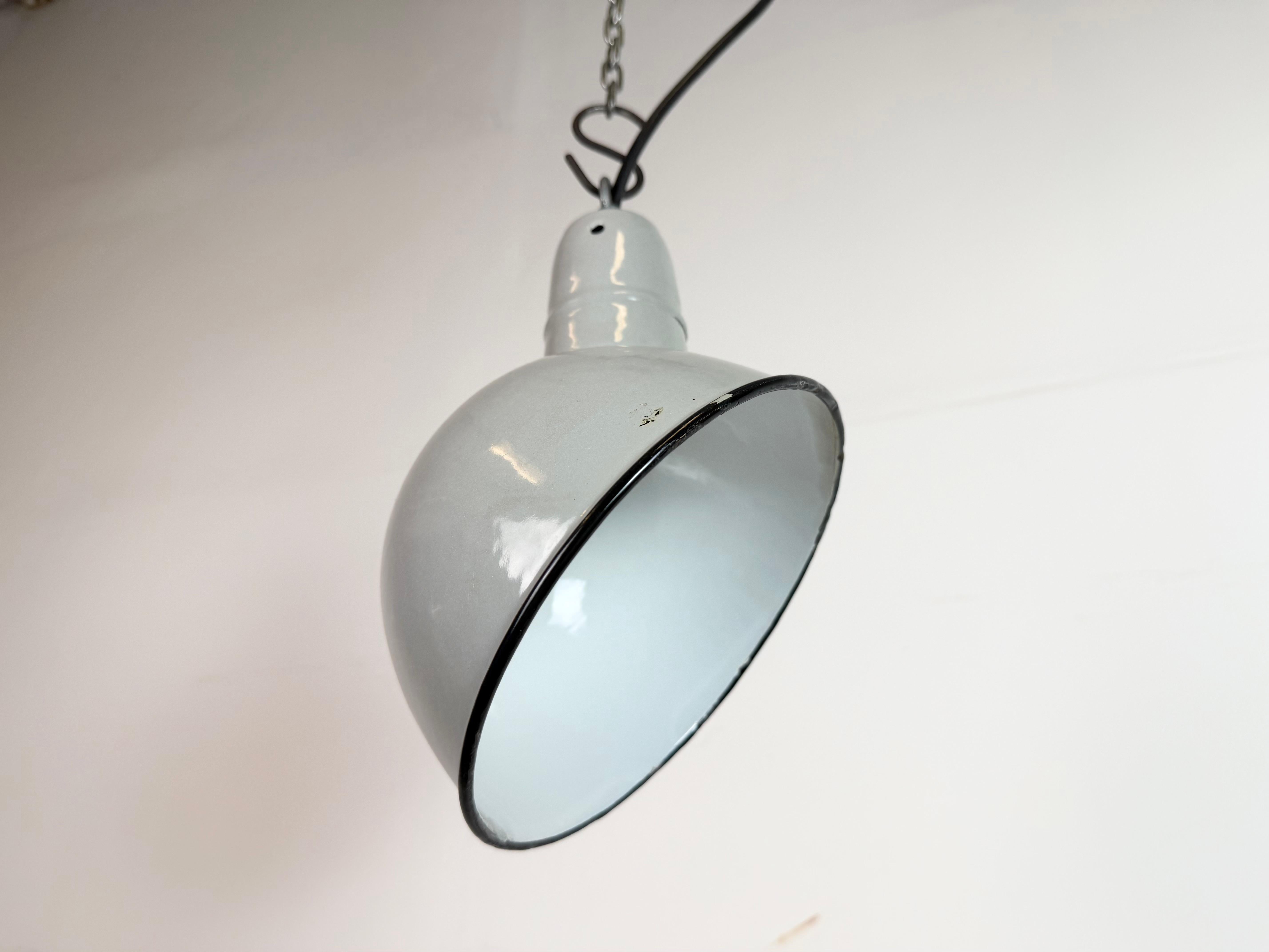 Lampada a sospensione industriale di fabbrica in smalto grigio, anni '60 in vendita 1