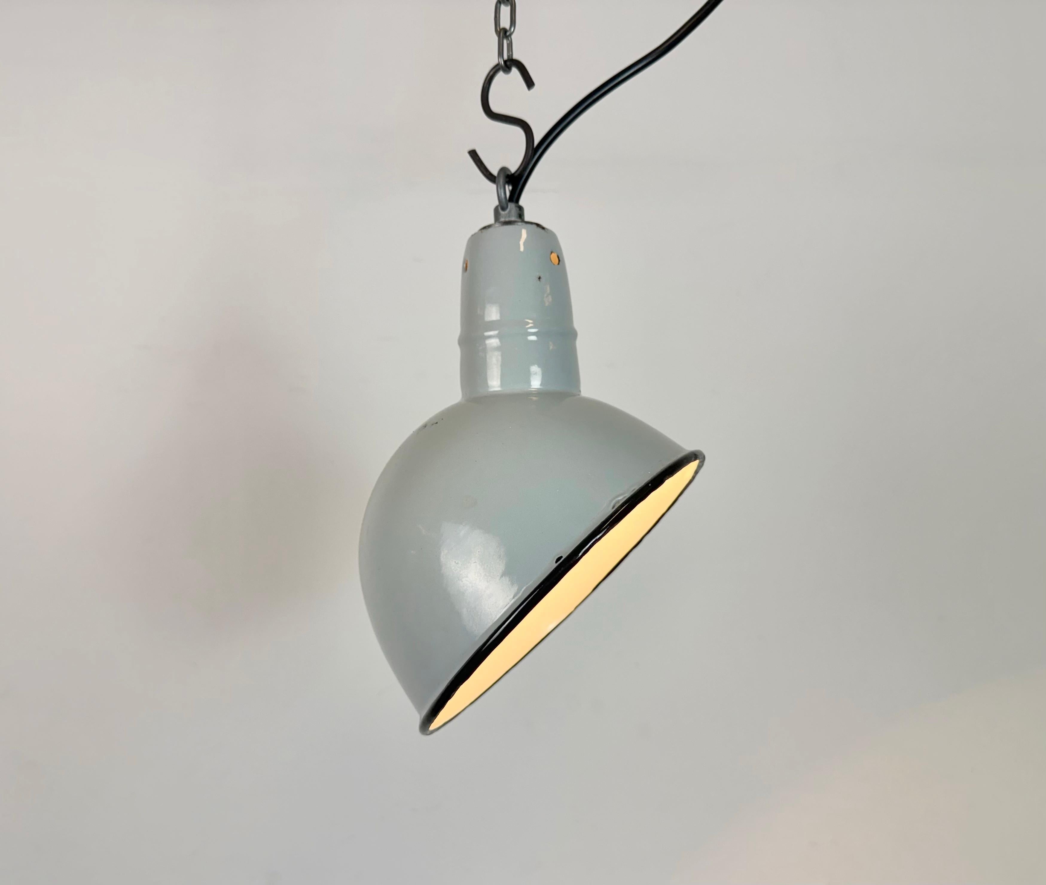 Lampe suspendue industrielle en émail gris, années 1960 en vente 1