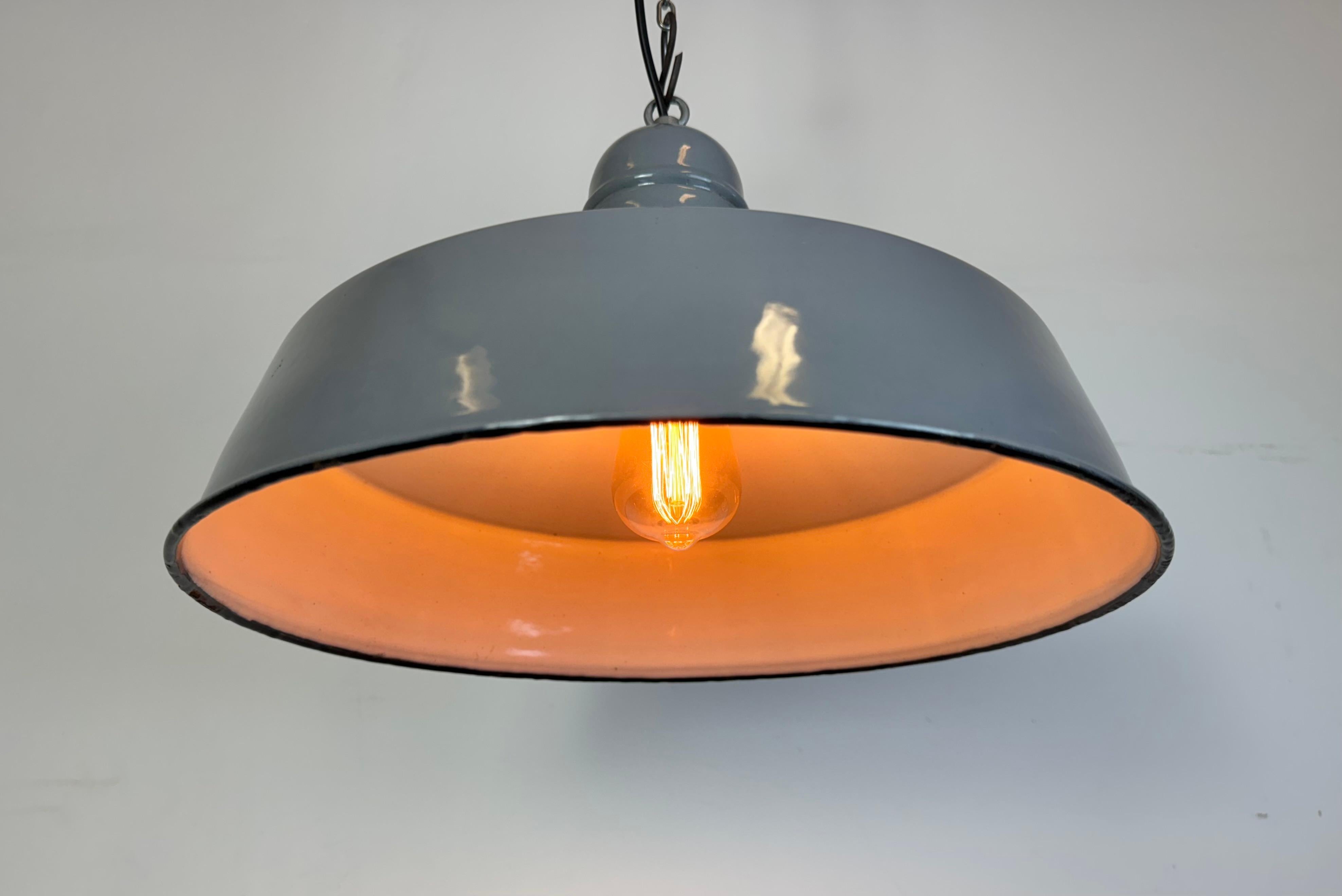 Lampada a sospensione industriale di fabbrica in smalto grigio, anni '60 in vendita 2