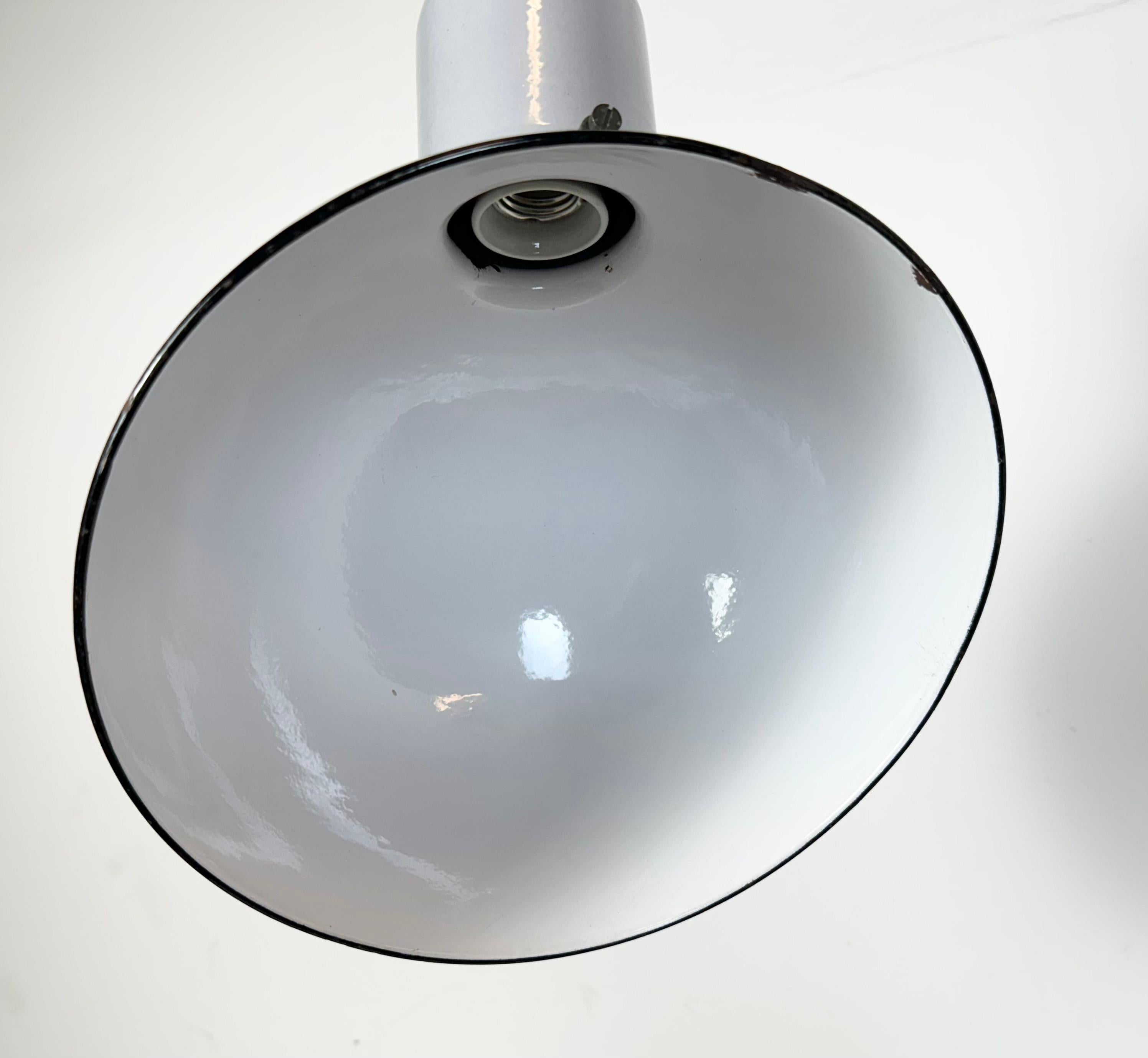Lampada a sospensione industriale di fabbrica in smalto grigio, anni '60 in vendita 2