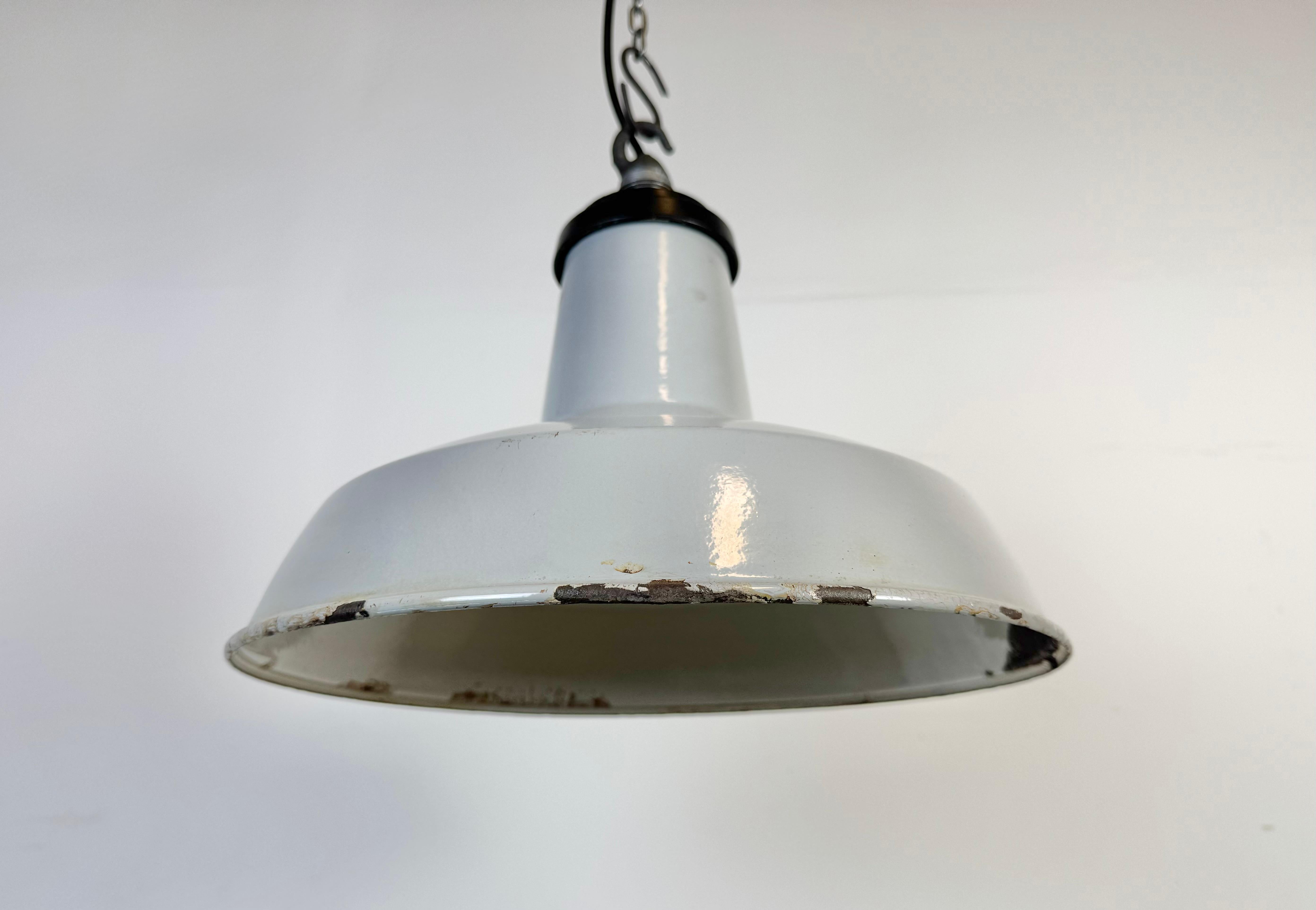 Lampada a sospensione industriale di fabbrica in smalto grigio, anni '60 in vendita 2