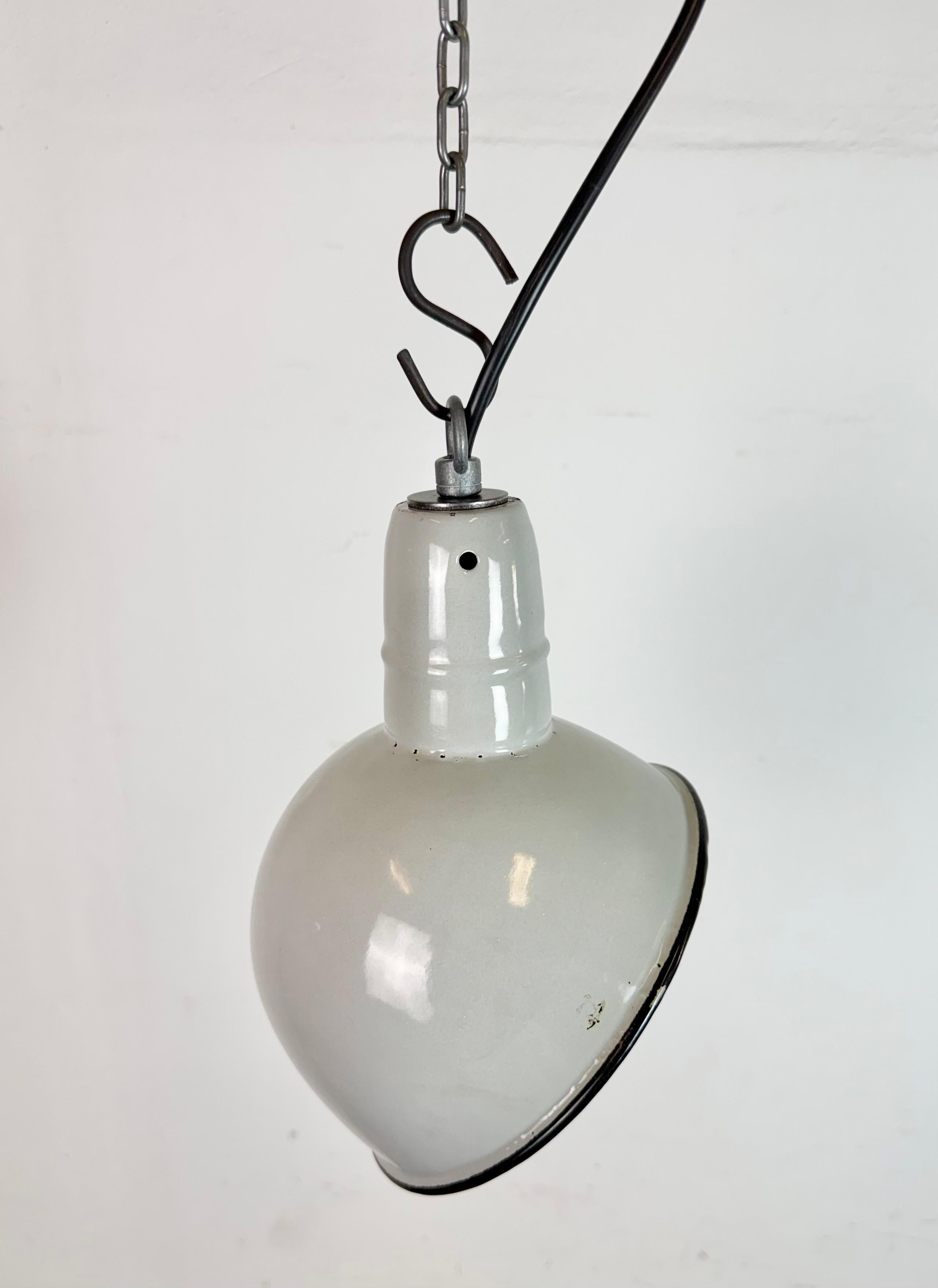 Lampada a sospensione industriale di fabbrica in smalto grigio, anni '60 in vendita 2