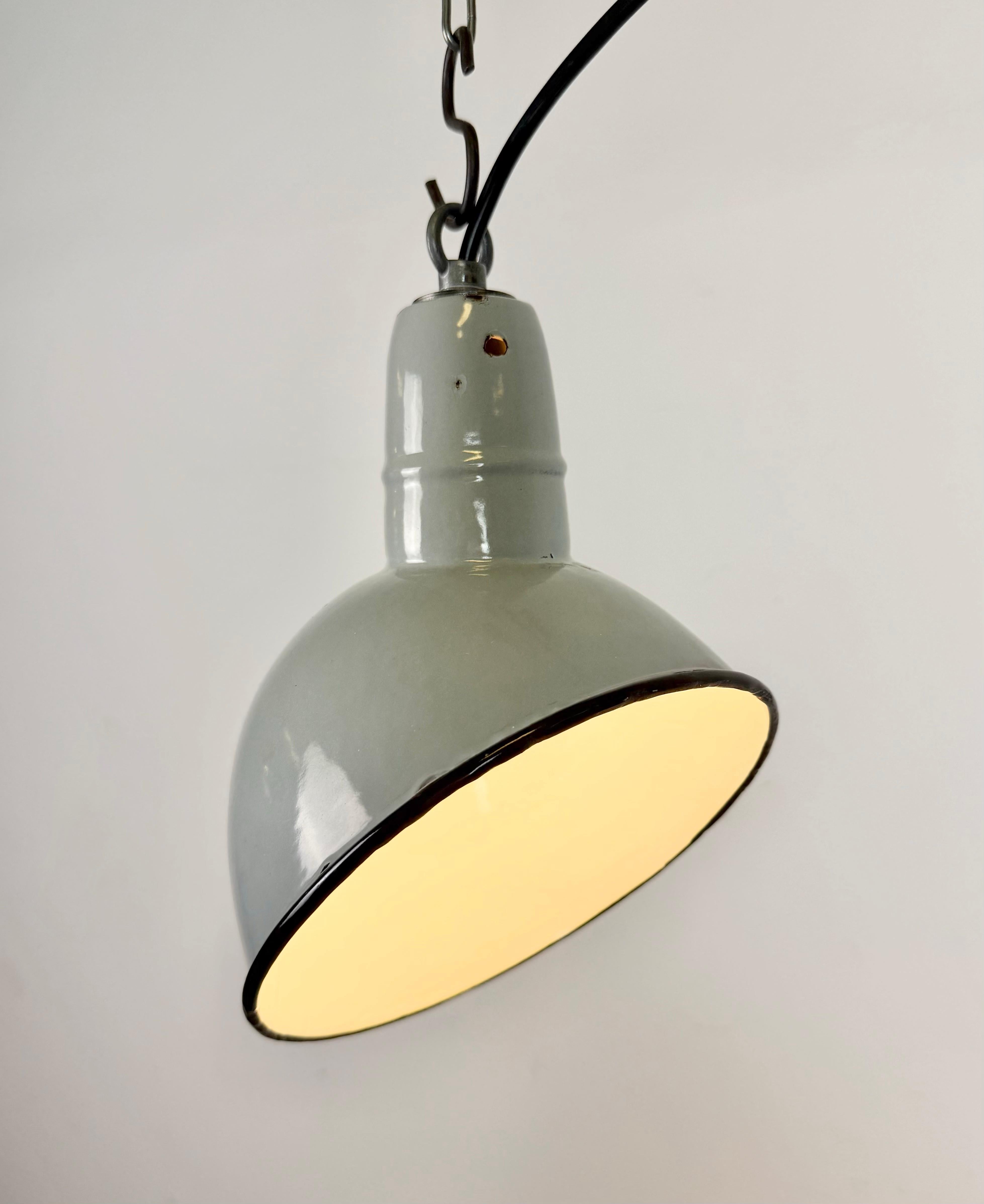 Lampe suspendue industrielle en émail gris, années 1960 en vente 2
