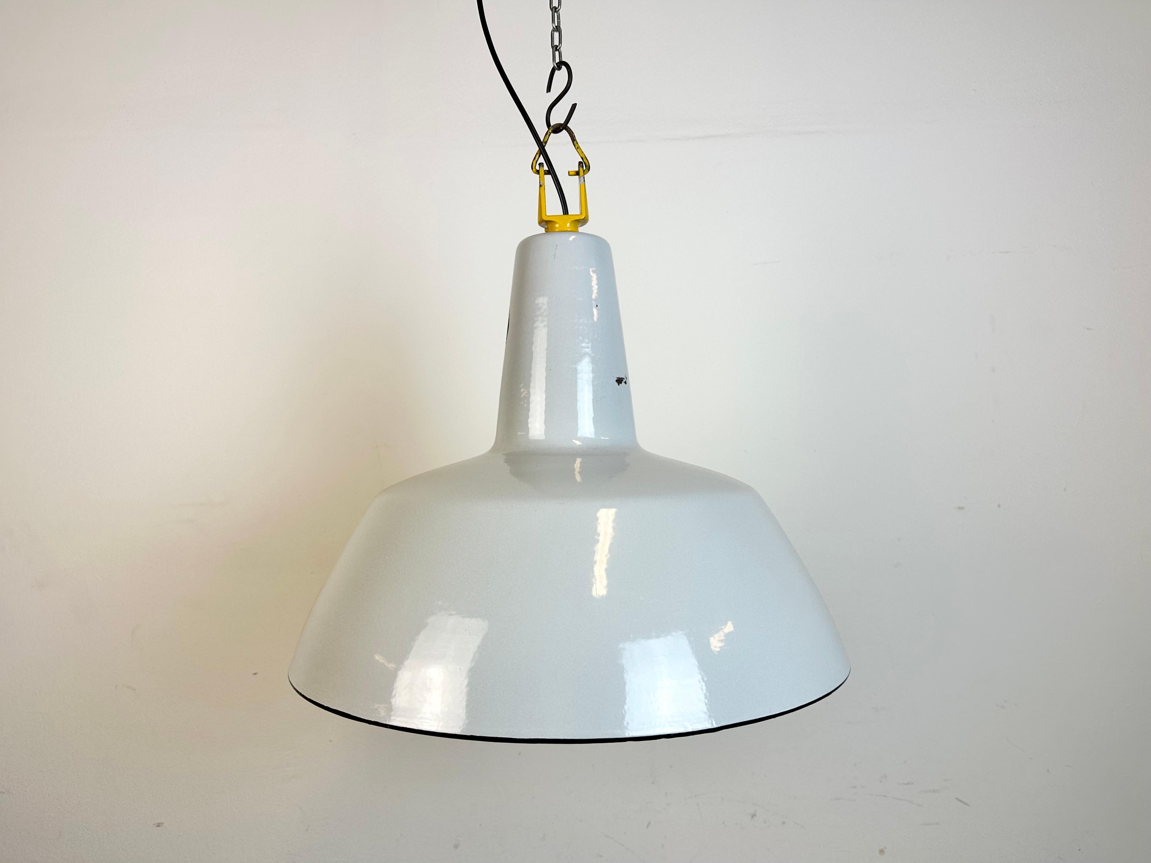 Industrial light grey enamel factory pendant light made by Philips in Netherlands during the 1960s. White enamel inside the shade. Iron top. Porcelain socket requires standard E 27/ E26 light bulbs. New wire. Fully functional. The weight of the lamp