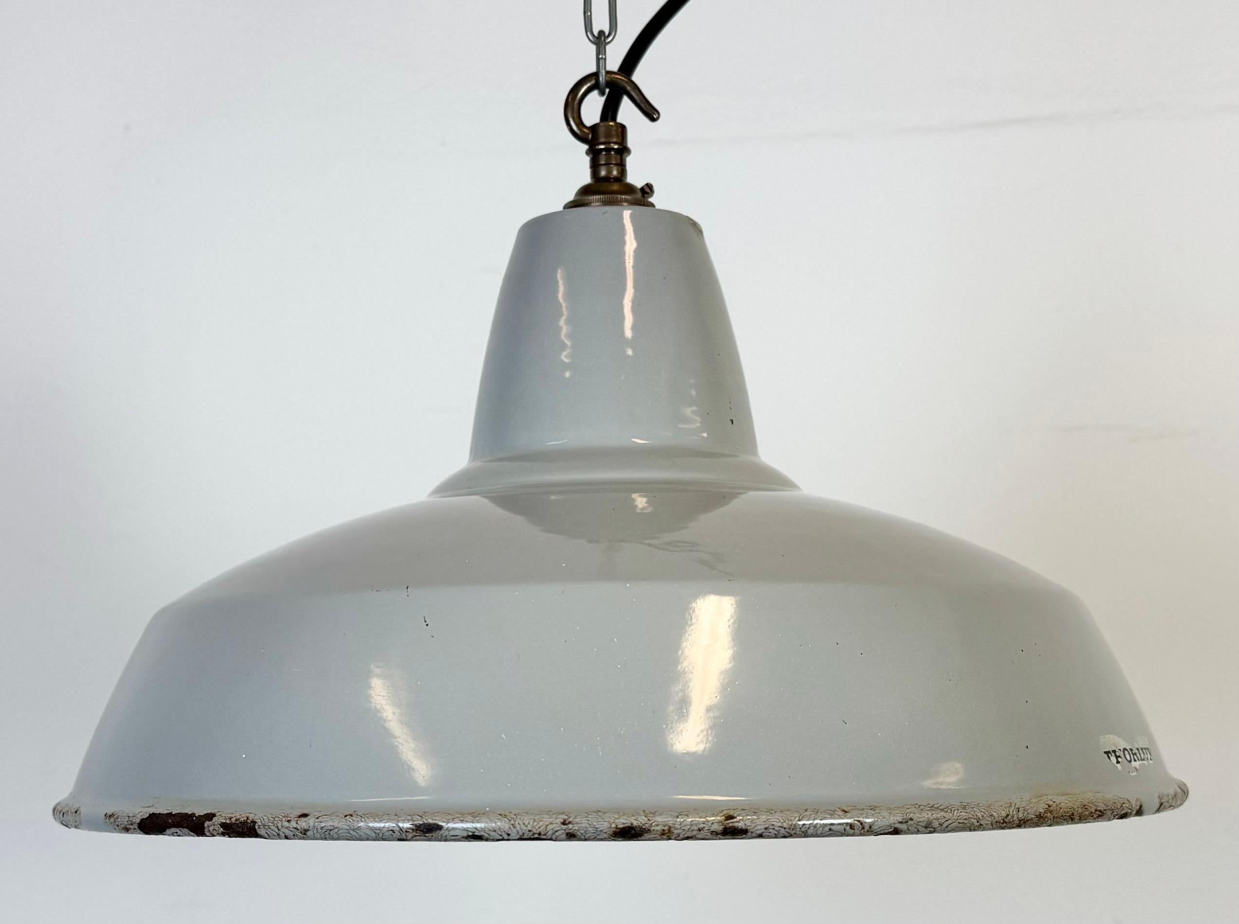 Lampe pendante d'usine industrielle en émail gris de Thorlux, années 1960 Bon état - En vente à Kojetice, CZ