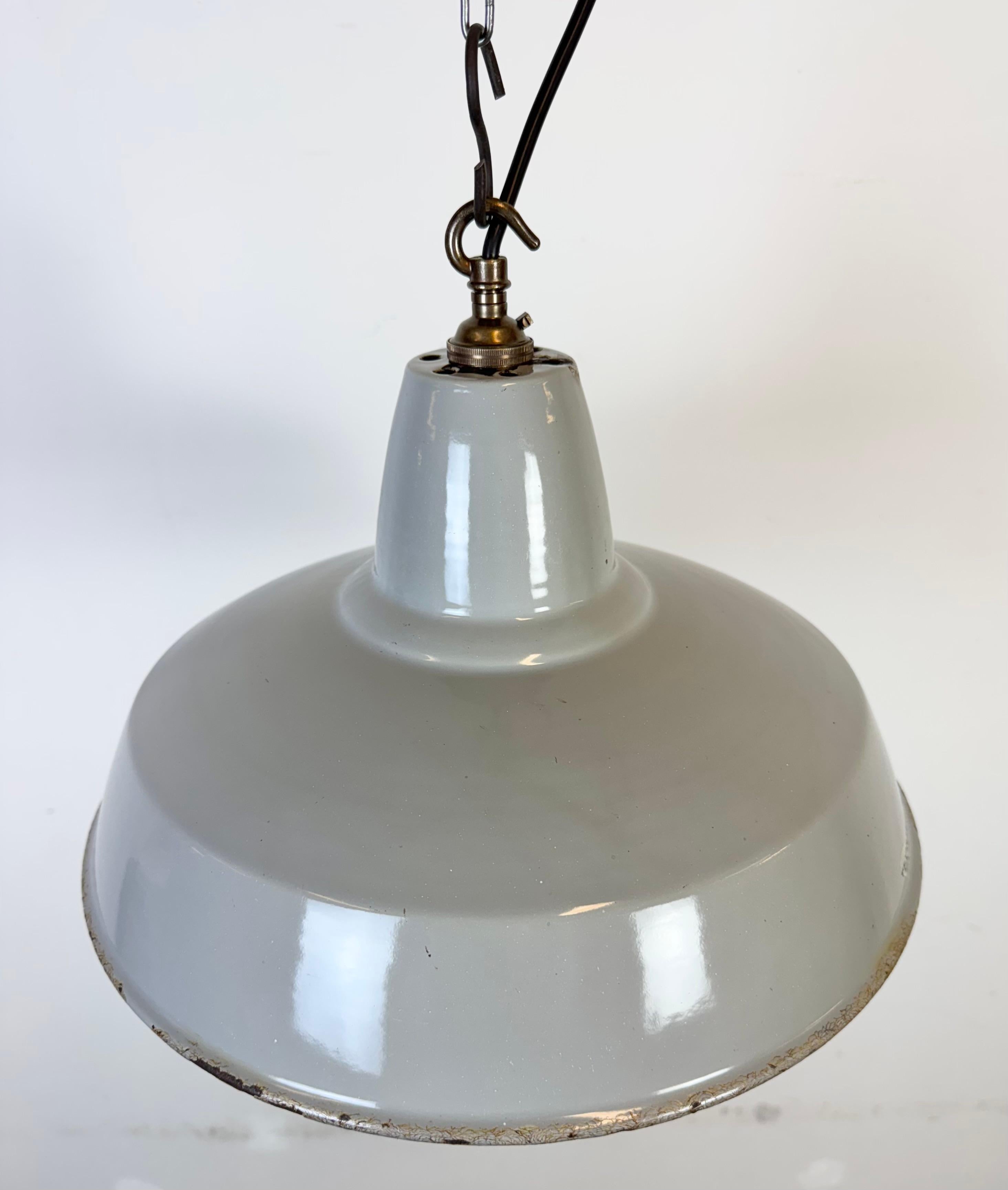 Laiton Lampe pendante d'usine industrielle en émail gris de Thorlux, années 1960 en vente