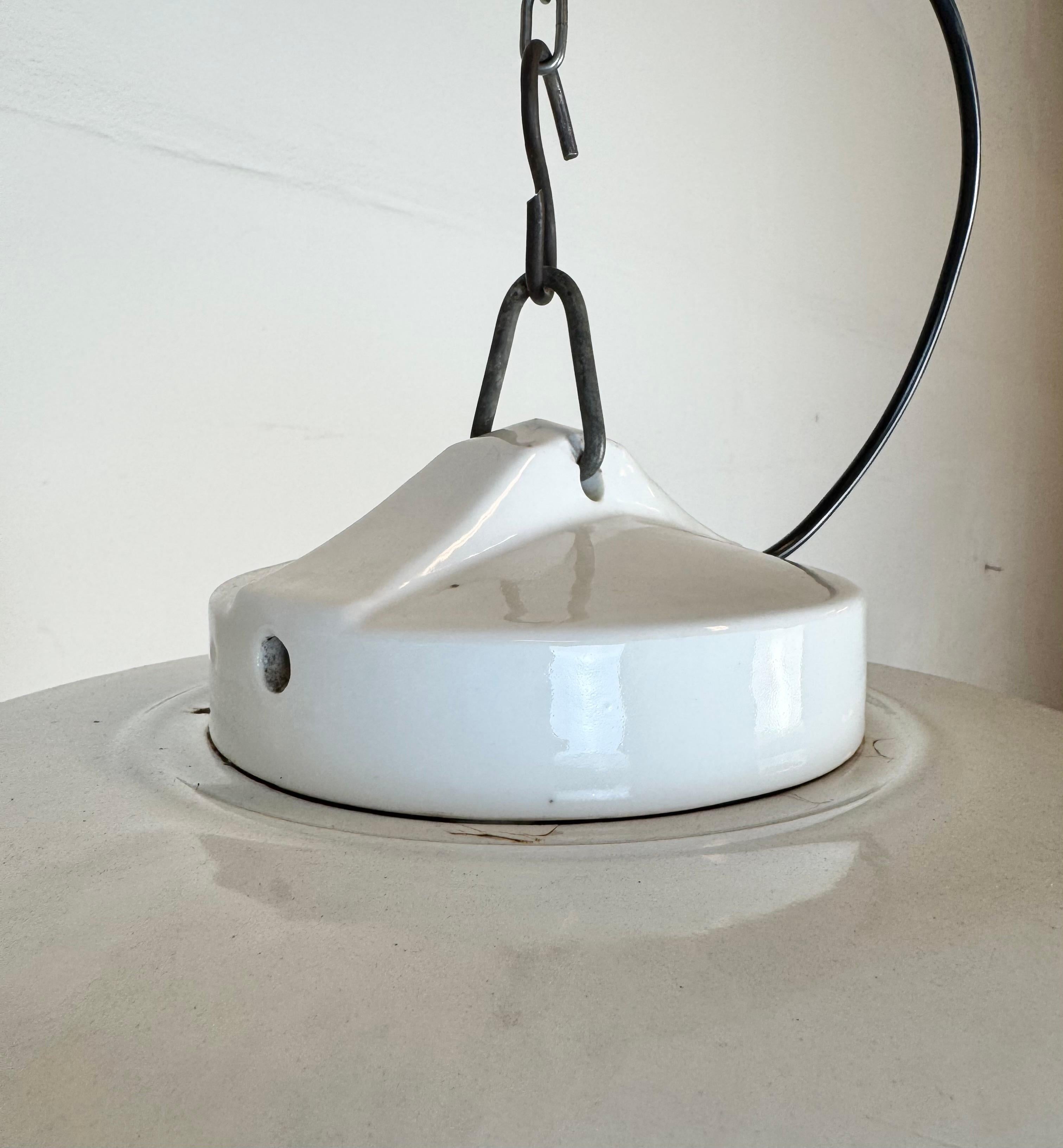 Lampada a sospensione industriale di fabbrica in smalto grigio con copertura in vetro, anni '60 in vendita 3