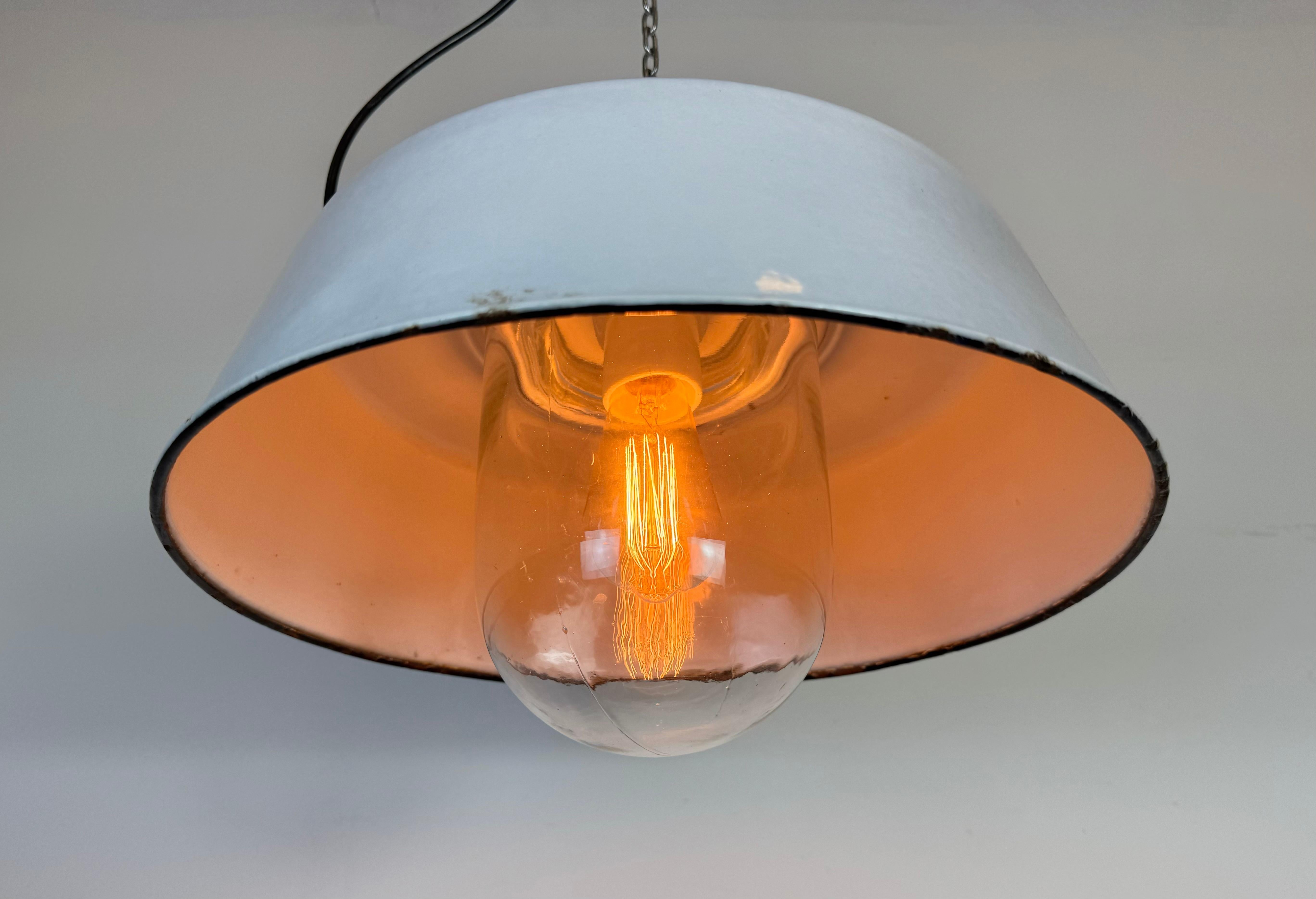 Lampada a sospensione industriale di fabbrica in smalto grigio con copertura in vetro, anni '60 in vendita 5
