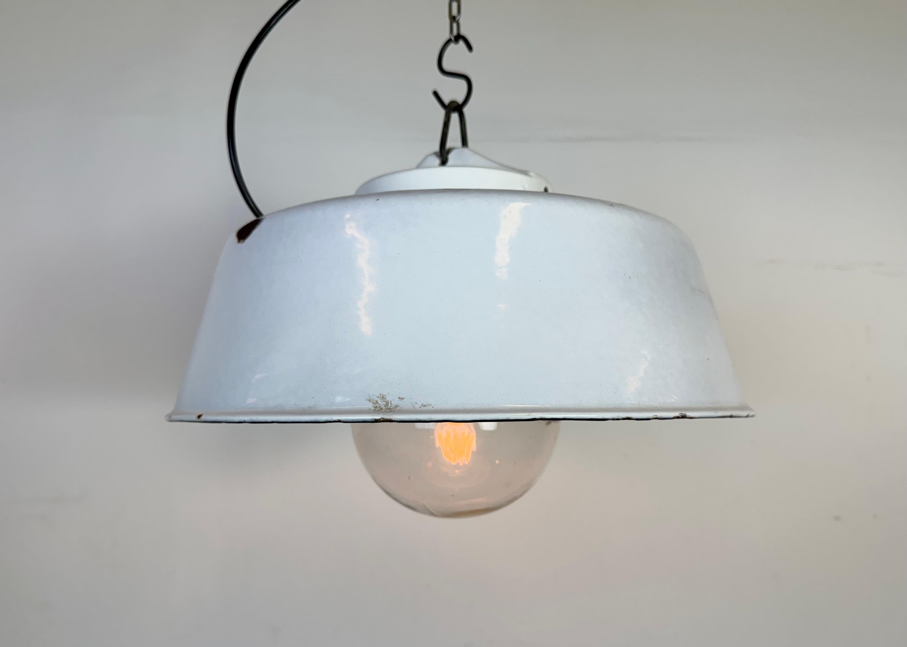 Lampada a sospensione industriale di fabbrica in smalto grigio con copertura in vetro, anni '60 in vendita 6