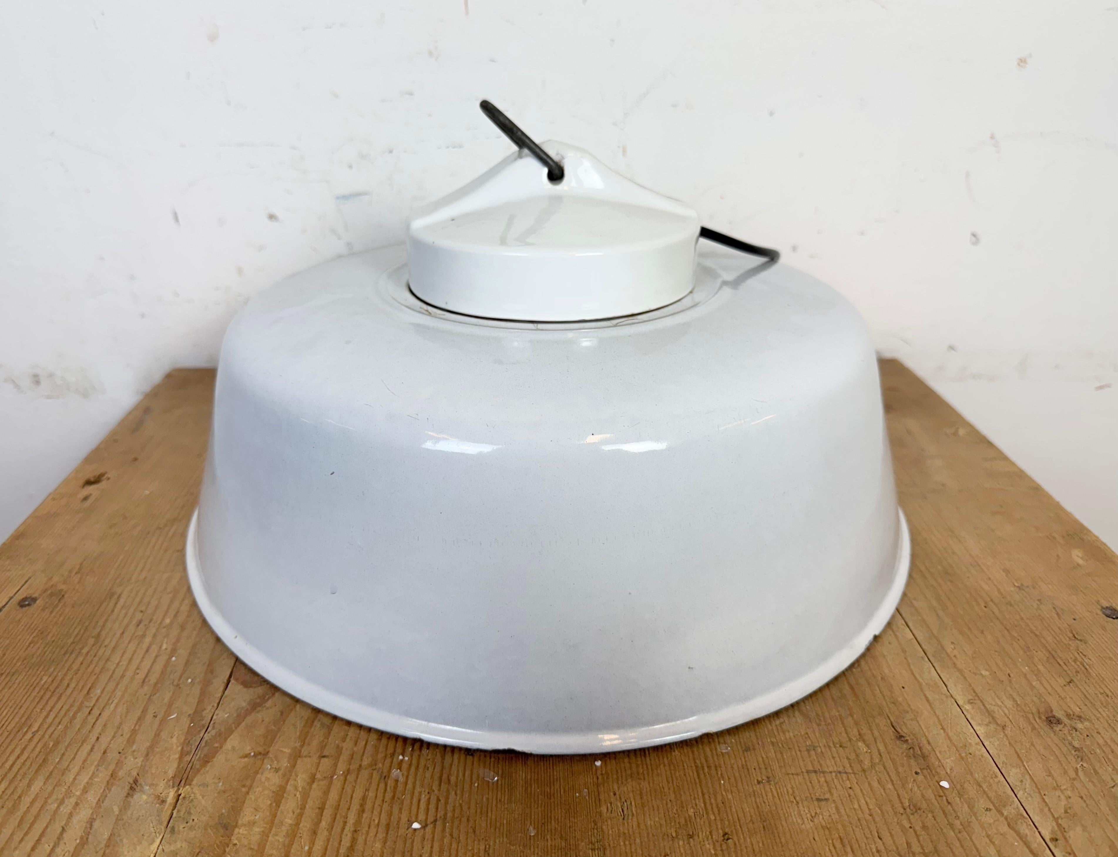 Lampada a sospensione industriale di fabbrica in smalto grigio con copertura in vetro, anni '60 in vendita 7