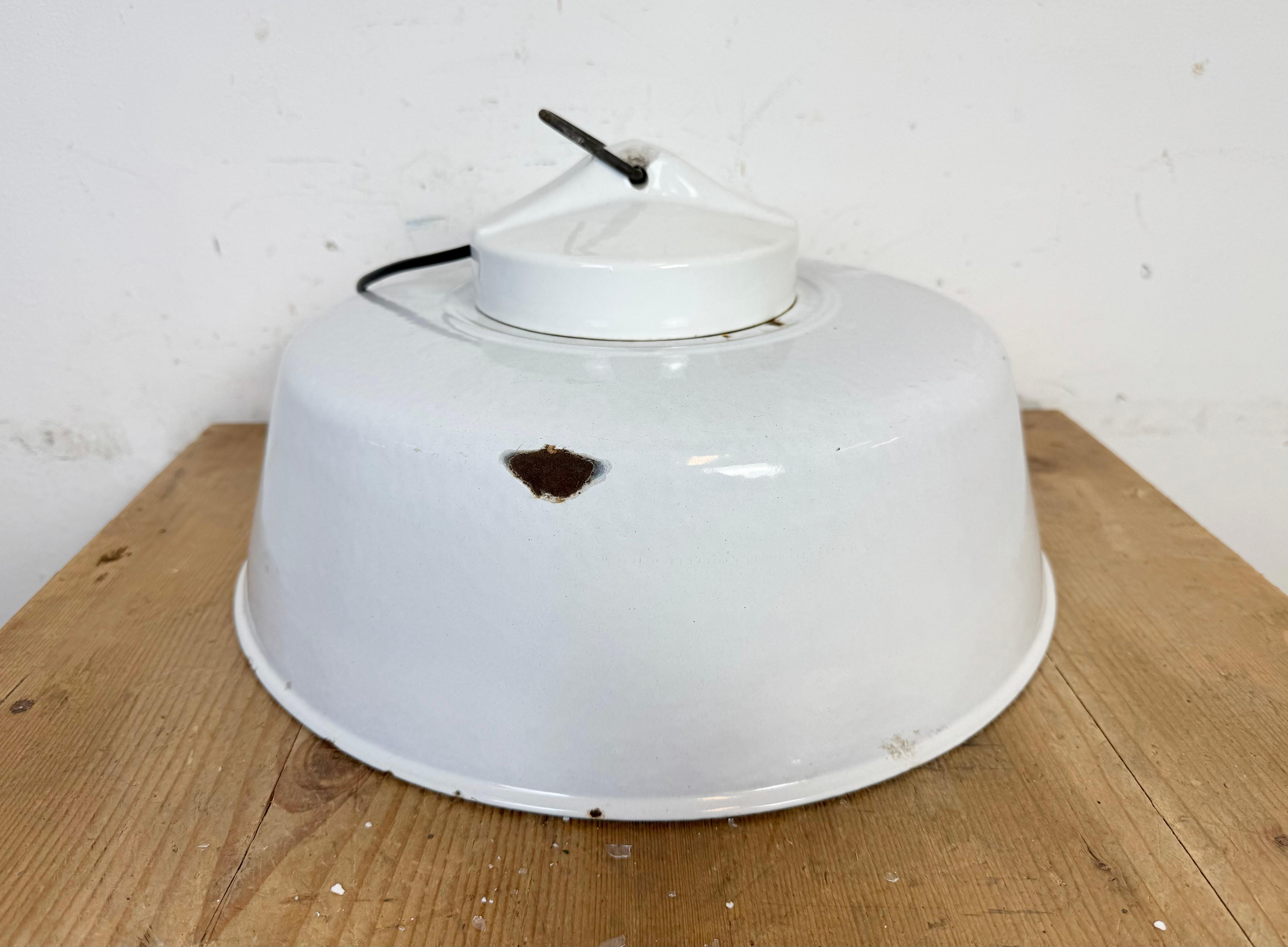 Lampada a sospensione industriale di fabbrica in smalto grigio con copertura in vetro, anni '60 in vendita 11