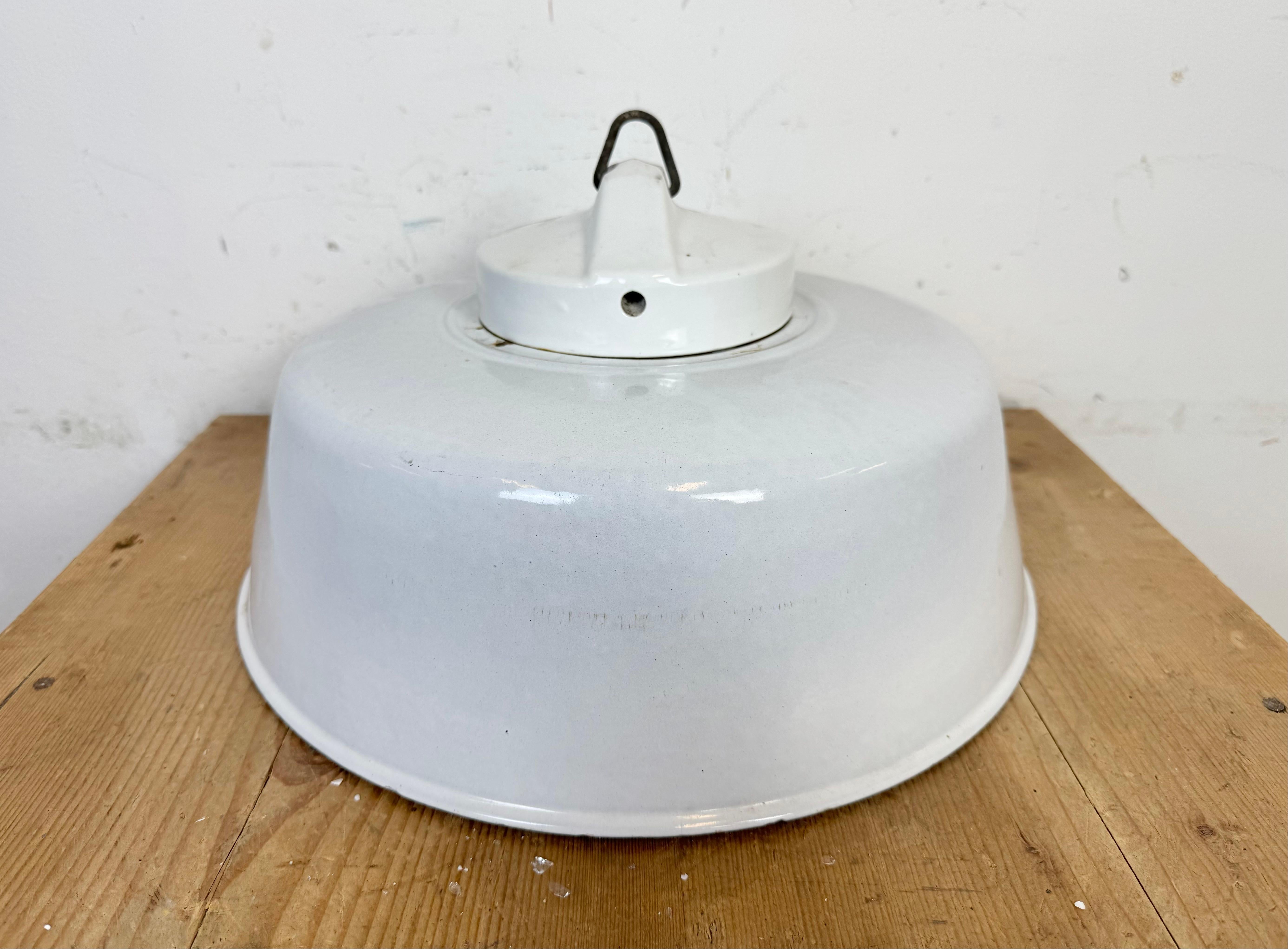 Lampada a sospensione industriale di fabbrica in smalto grigio con copertura in vetro, anni '60 in vendita 12