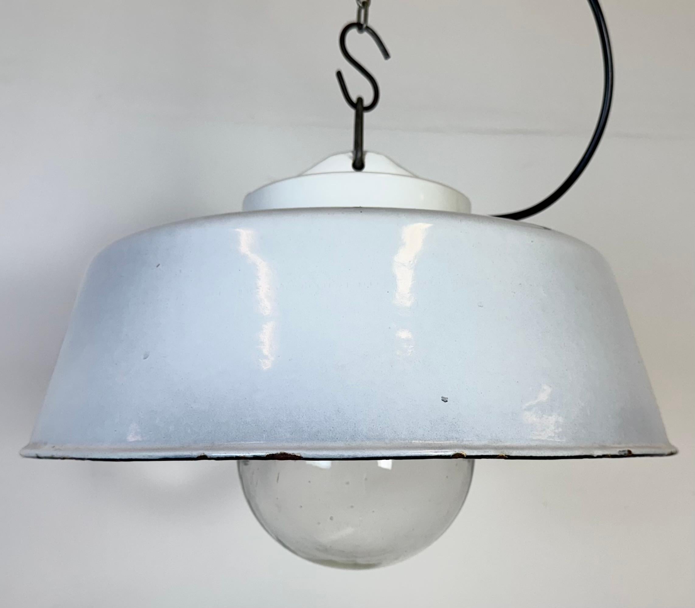 Industriale Lampada a sospensione industriale di fabbrica in smalto grigio con copertura in vetro, anni '60 in vendita