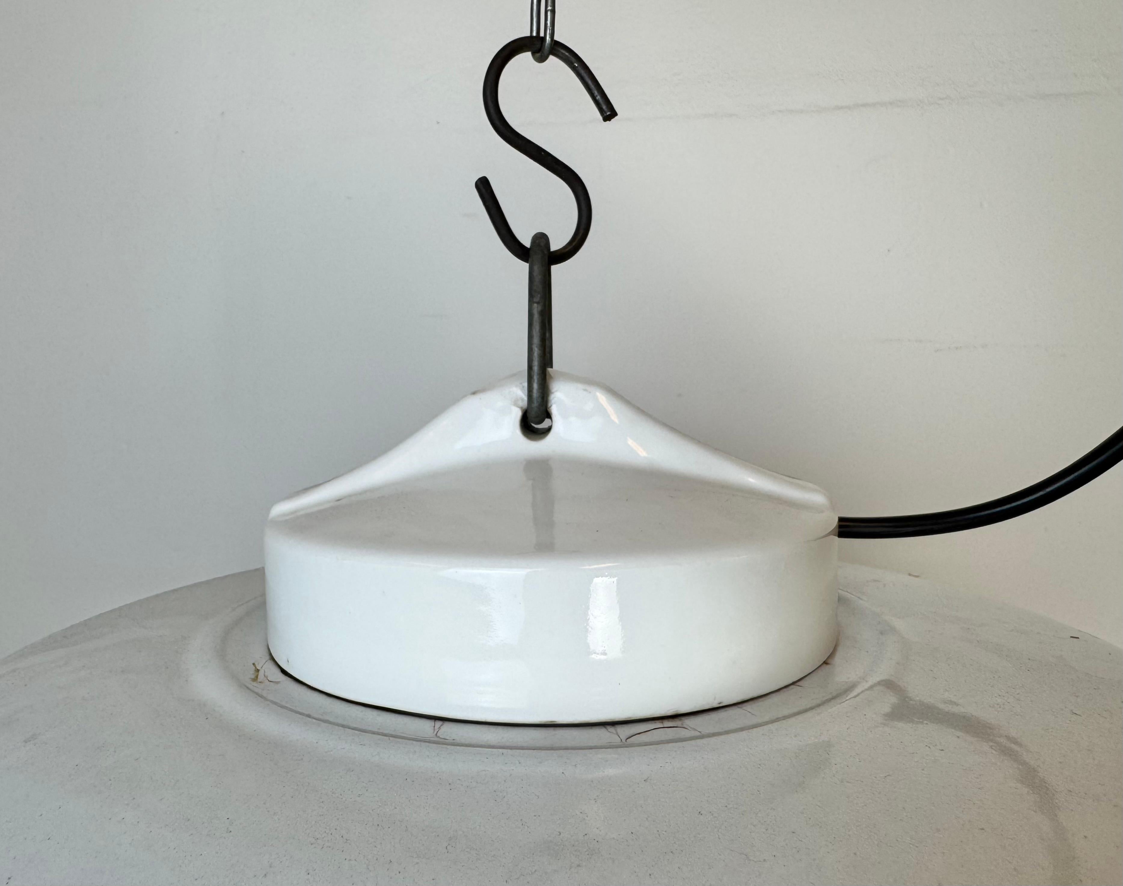 Ceco Lampada a sospensione industriale di fabbrica in smalto grigio con copertura in vetro, anni '60 in vendita