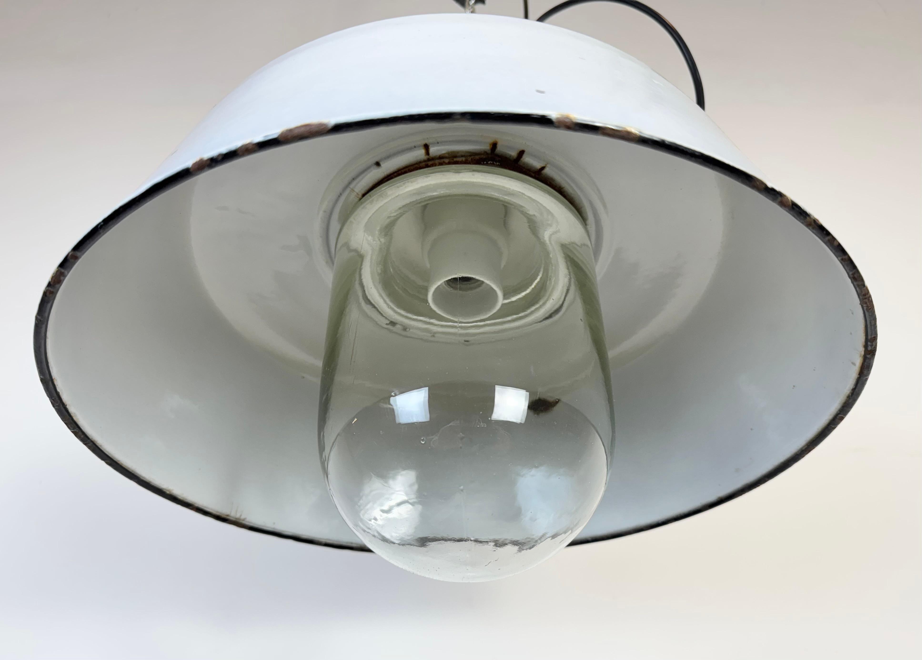 Lampada a sospensione industriale di fabbrica in smalto grigio con copertura in vetro, anni '60 In condizioni buone in vendita a Kojetice, CZ