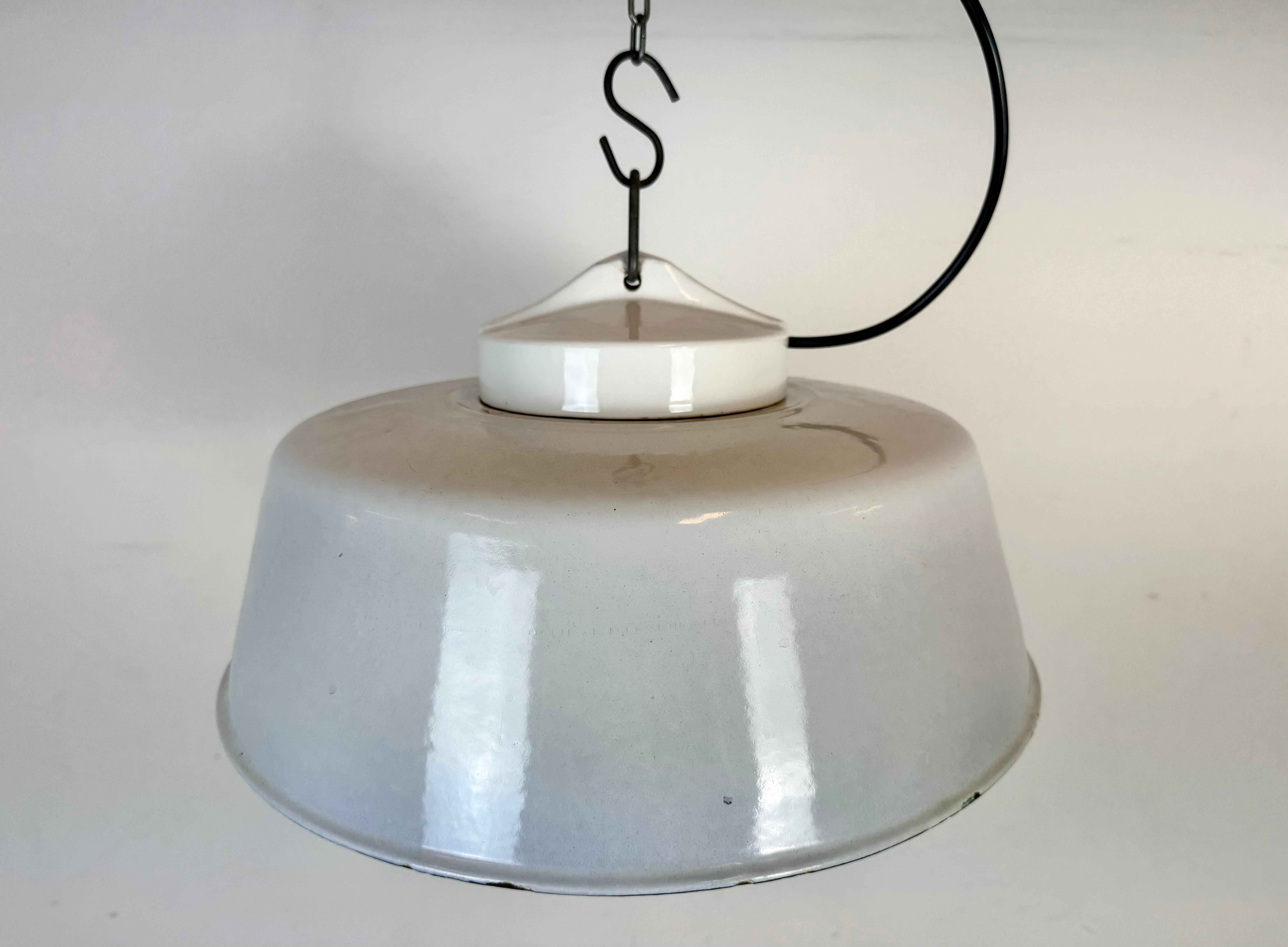 XX secolo Lampada a sospensione industriale di fabbrica in smalto grigio con copertura in vetro, anni '60 in vendita