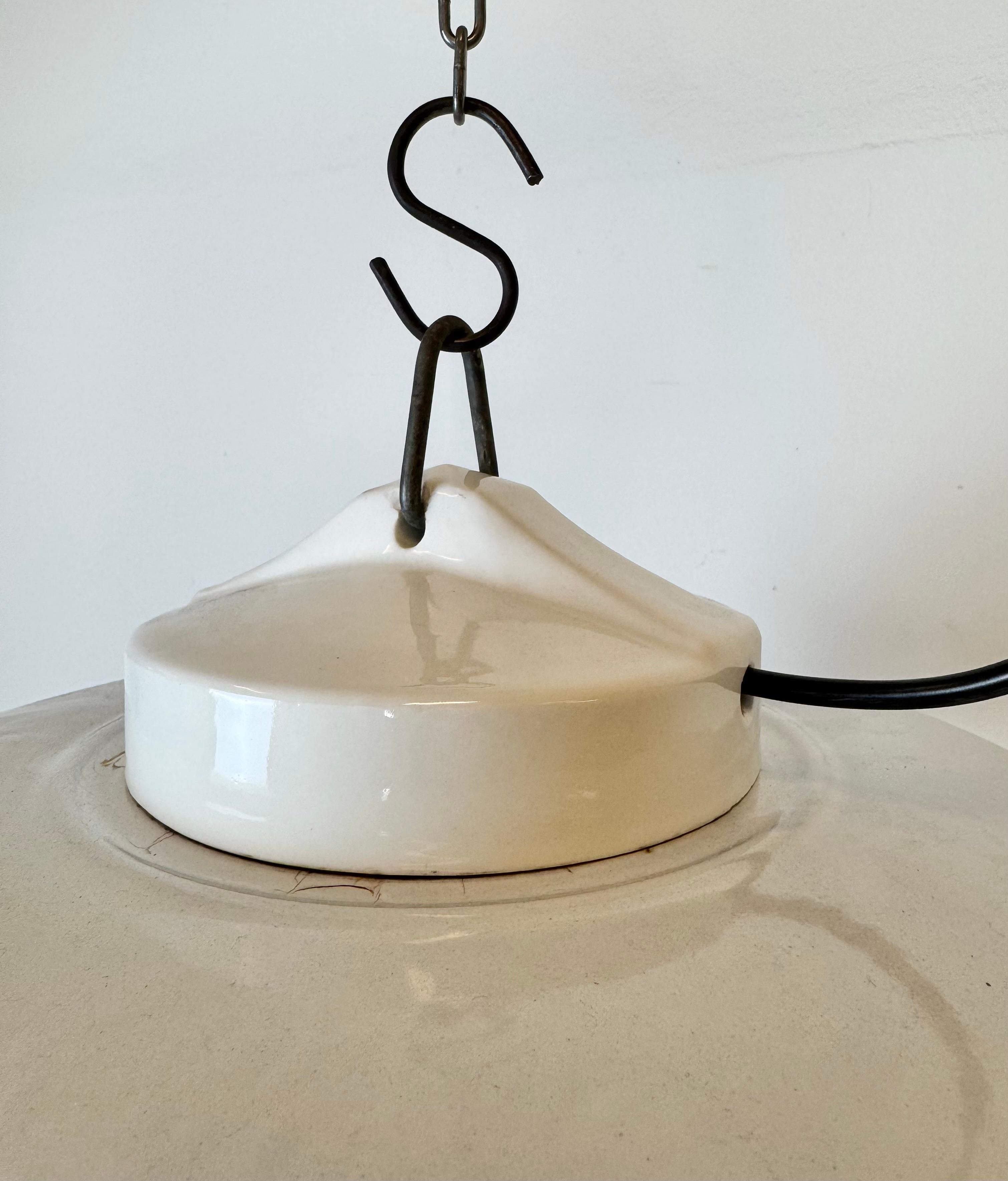 Smalto Lampada a sospensione industriale di fabbrica in smalto grigio con copertura in vetro, anni '60 in vendita