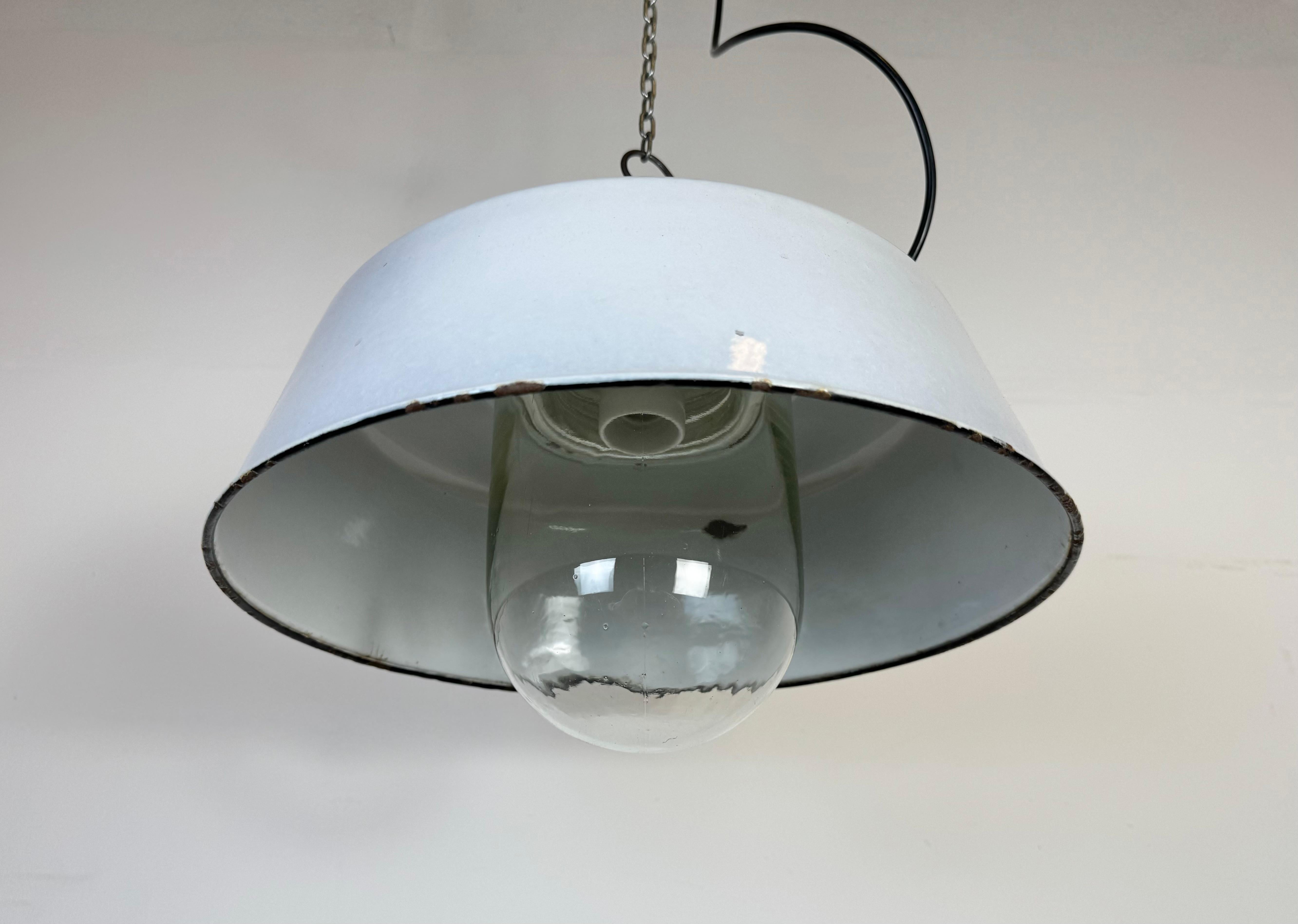 Lampada a sospensione industriale di fabbrica in smalto grigio con copertura in vetro, anni '60 in vendita 1