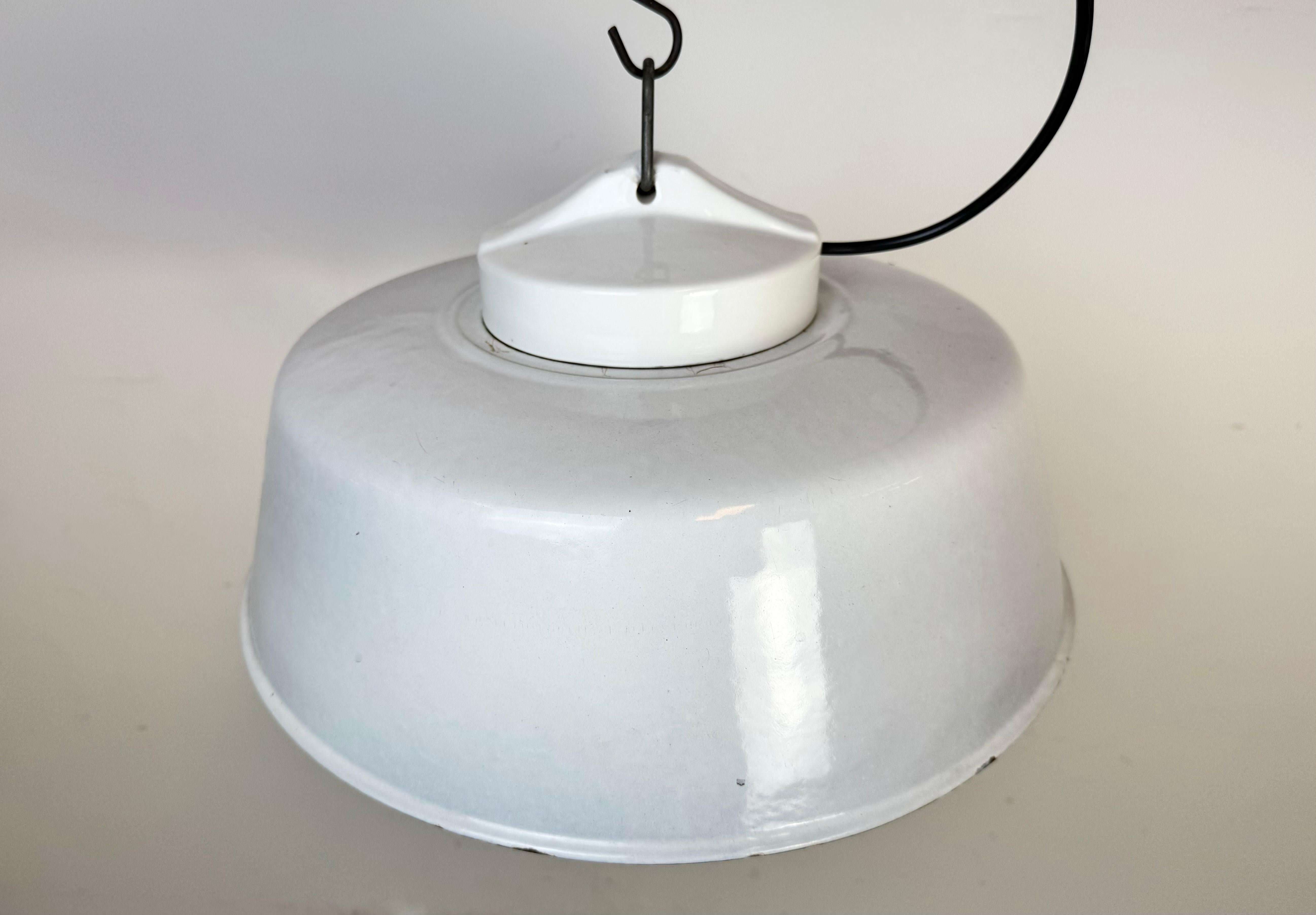 Lampada a sospensione industriale di fabbrica in smalto grigio con copertura in vetro, anni '60 in vendita 2