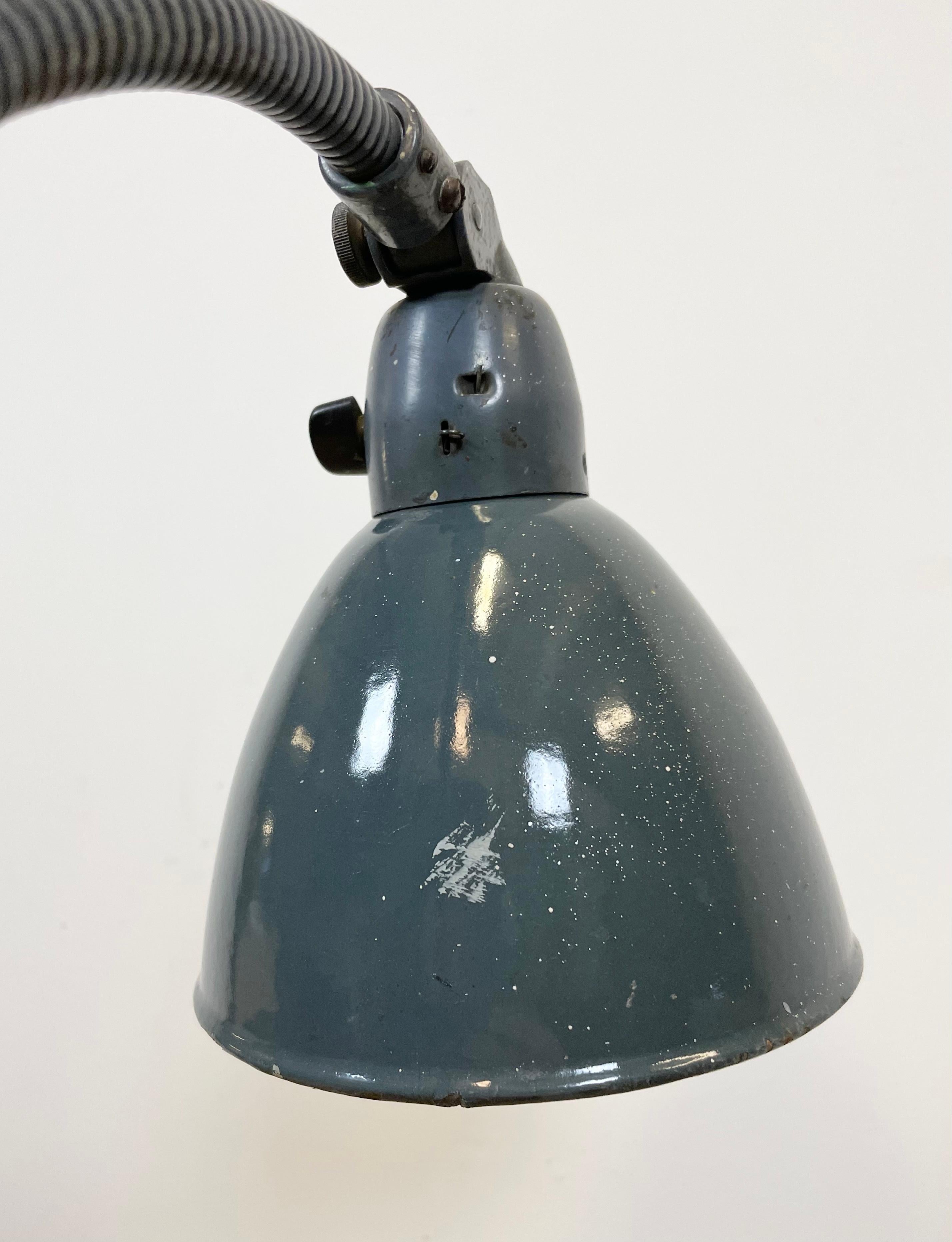 Lampe de bureau industrielle à col de cygne en émail gris de Siemens, années 1950 en vente 2