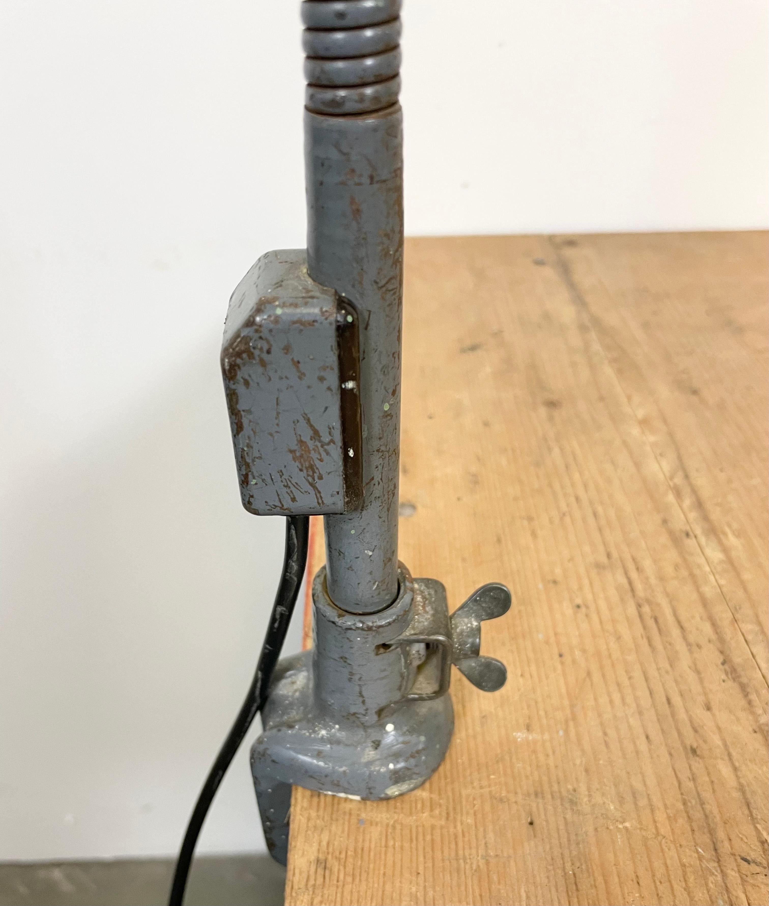 Lampe de bureau industrielle à col de cygne en émail gris de Siemens, années 1950 en vente 4