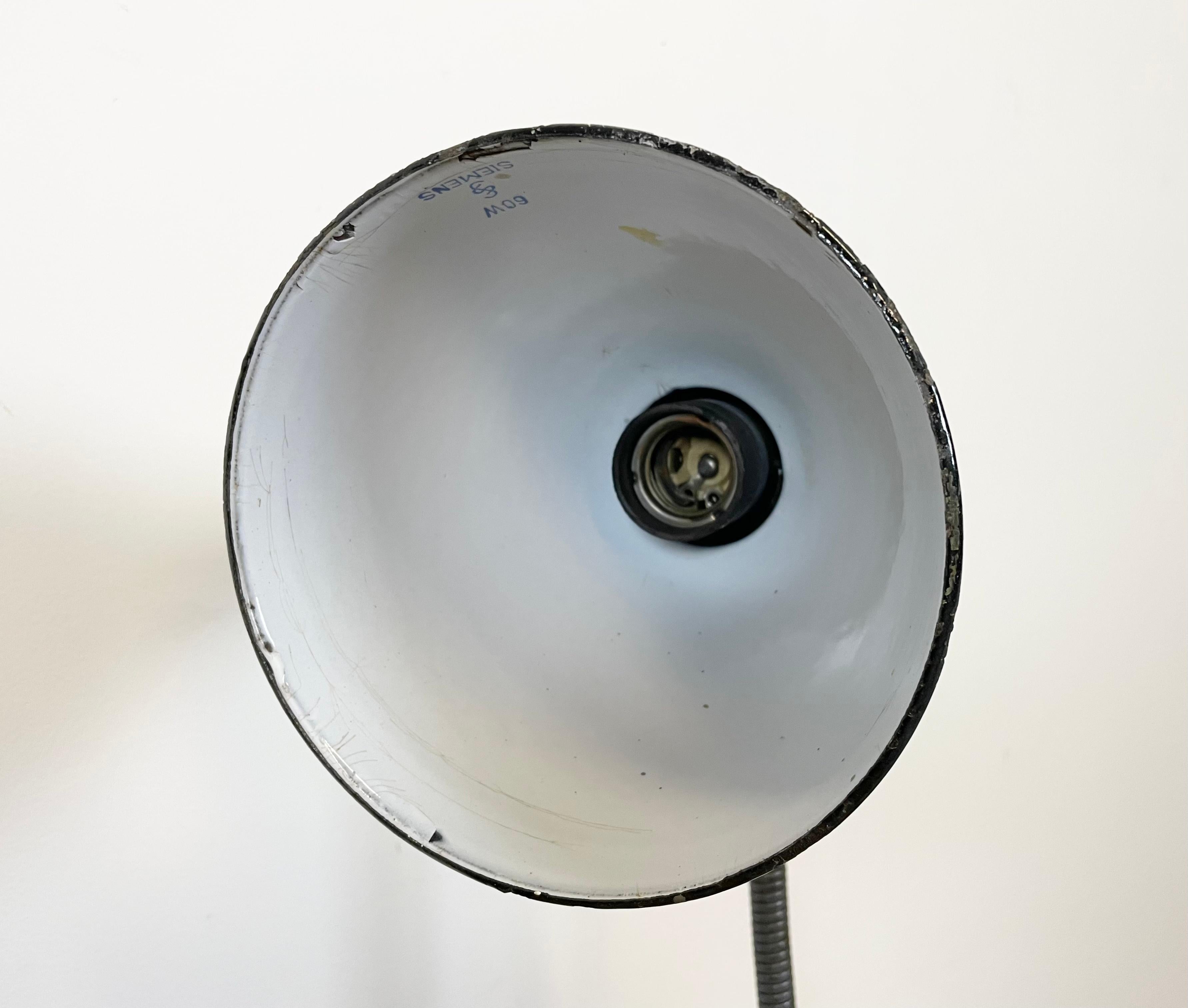 Lampe de bureau industrielle à col de cygne en émail gris de Siemens, années 1950 en vente 10