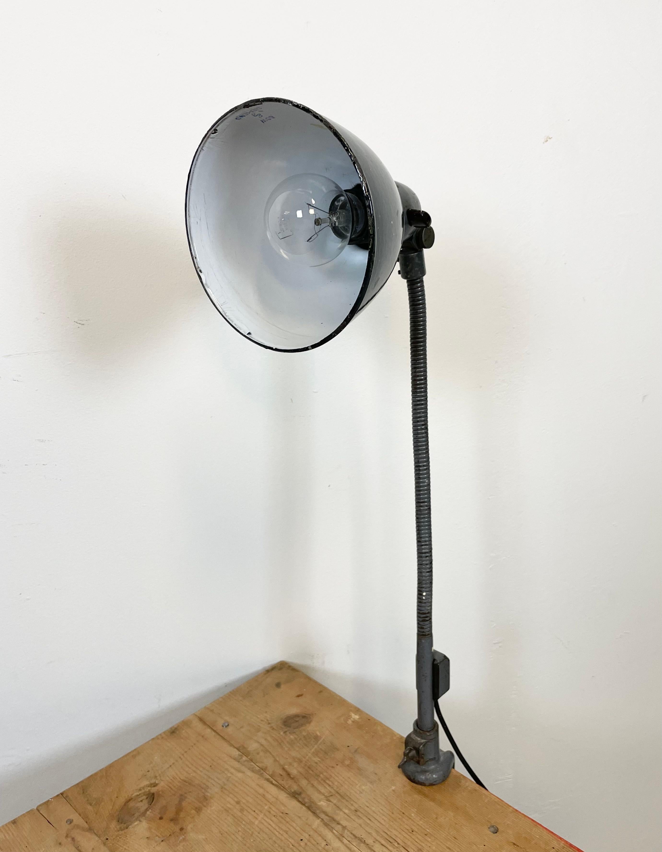 Lampe de bureau industrielle à col de cygne en émail gris de Siemens, années 1950 en vente 12