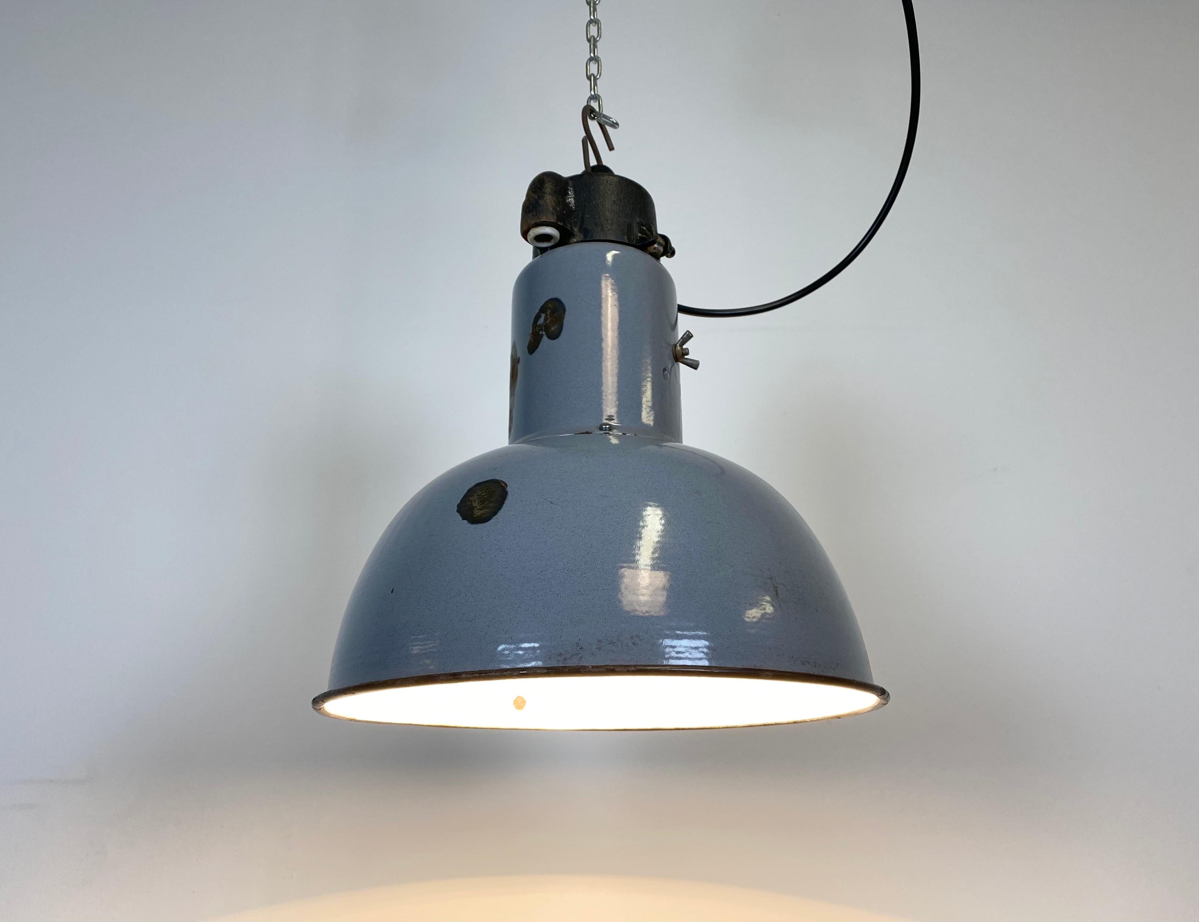 Lampe de style Bauhaus industrielle suspendue en émail gris, années 1930 en vente 2
