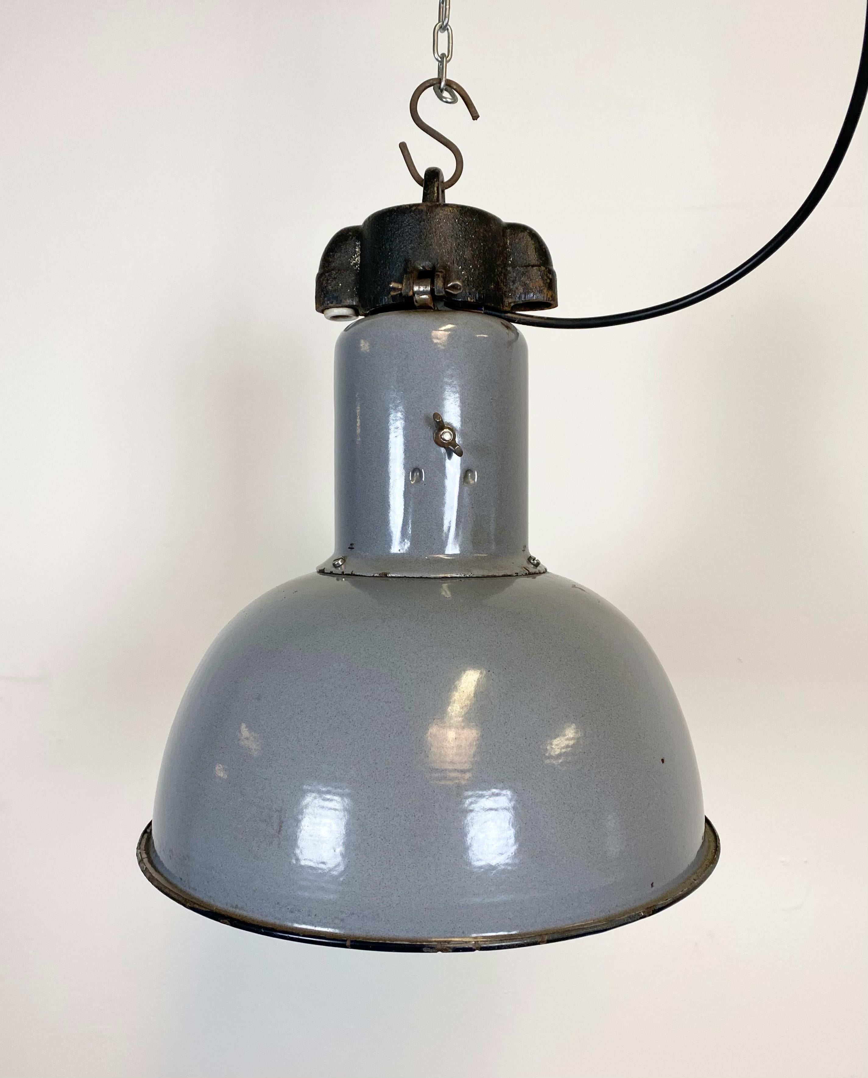 - Grey enamel pendant lamp 
- Made in former Czechoslovakia 
- Bauhaus style 
- Designed in the 1930s 
- White enamel interior 
- Cast iron top 
- New socket for E 27 ligtbulbs and wire.