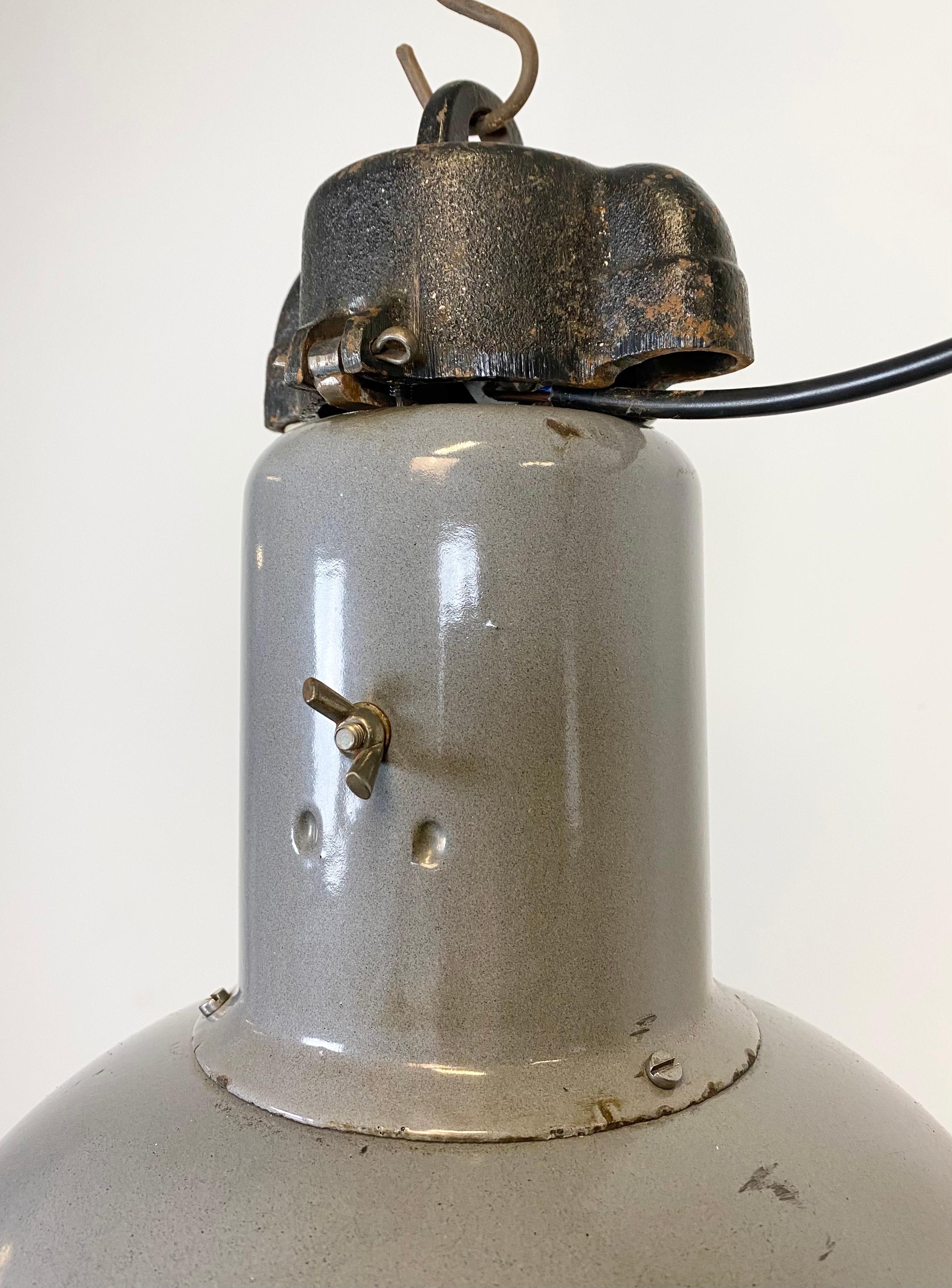 Industriel Lampe de style Bauhaus industrielle suspendue en émail gris, années 1930 en vente