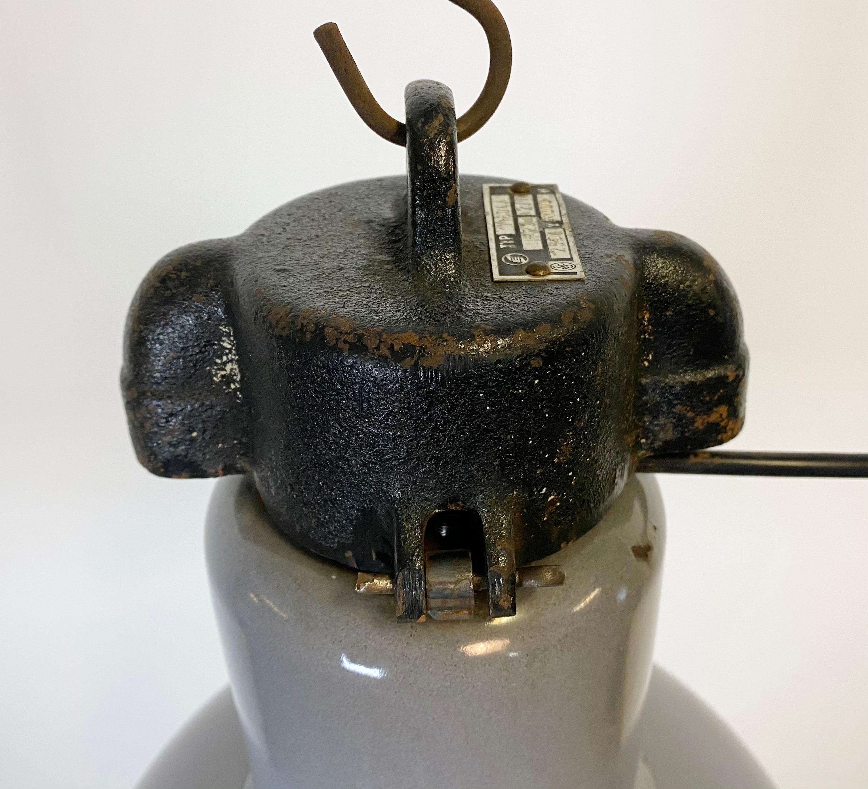 Tchèque Lampe de style Bauhaus industrielle suspendue en émail gris, années 1930 en vente