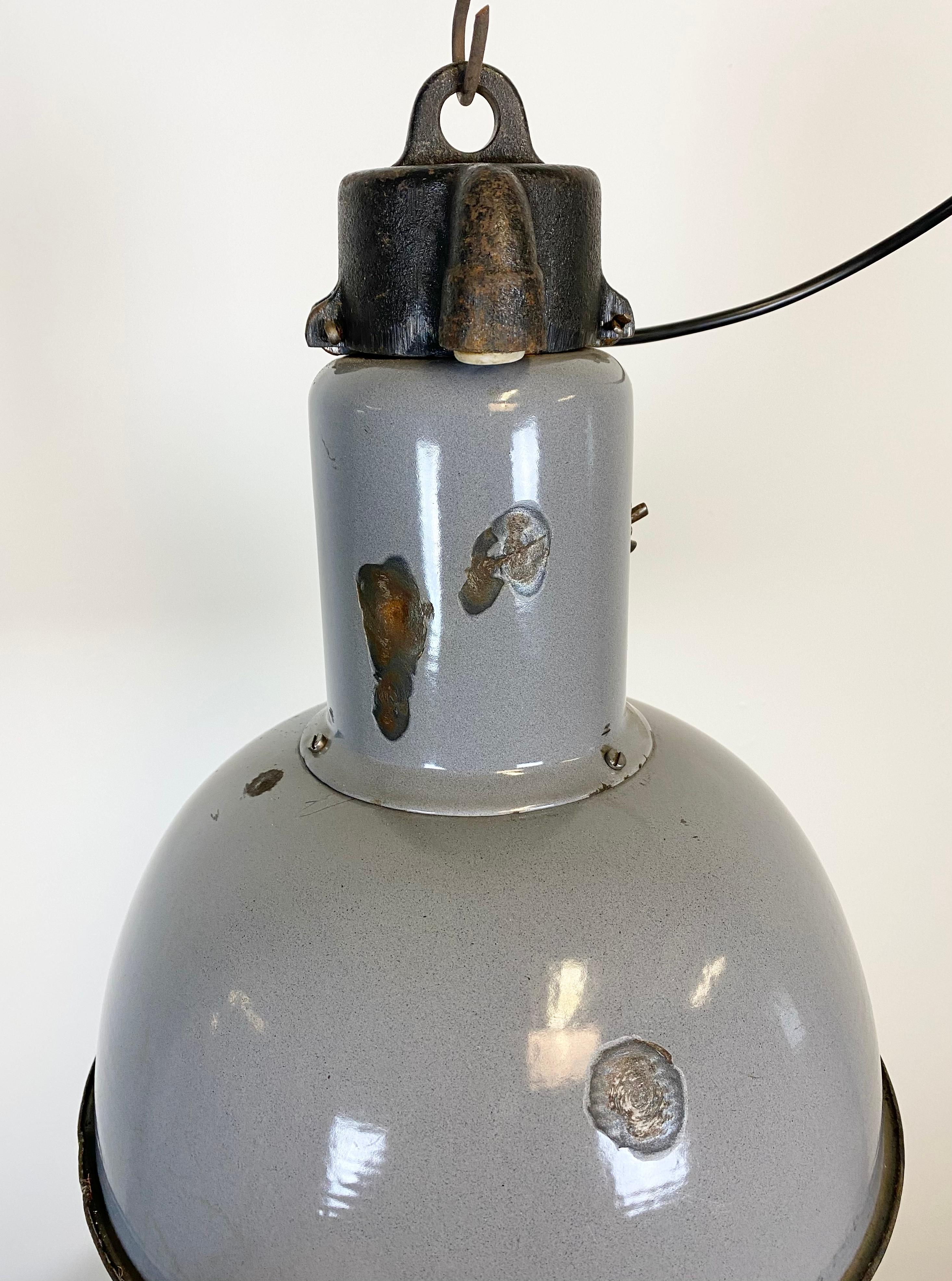 Moulage Lampe de style Bauhaus industrielle suspendue en émail gris, années 1930 en vente