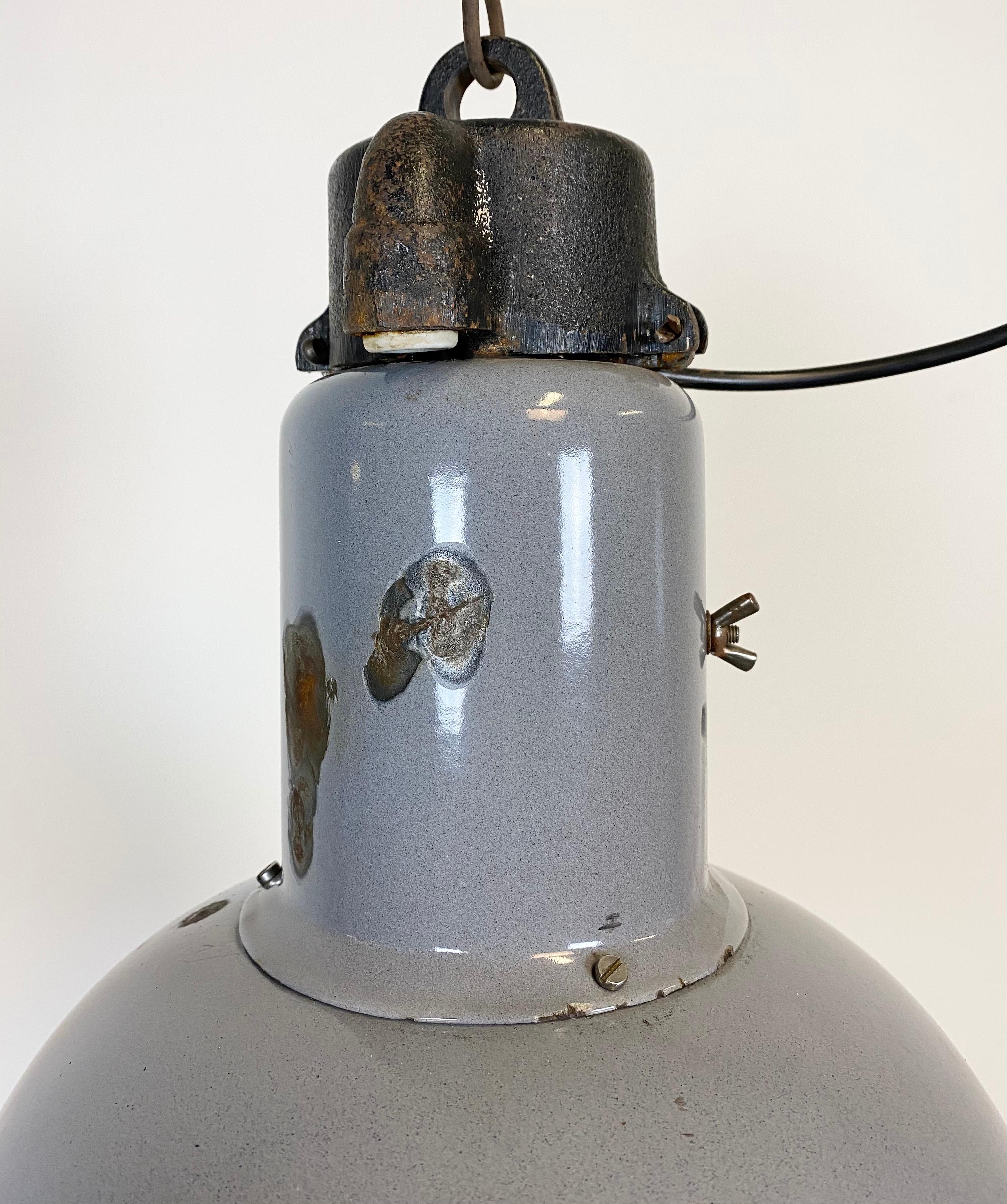Lampe de style Bauhaus industrielle suspendue en émail gris, années 1930 Bon état - En vente à Kojetice, CZ
