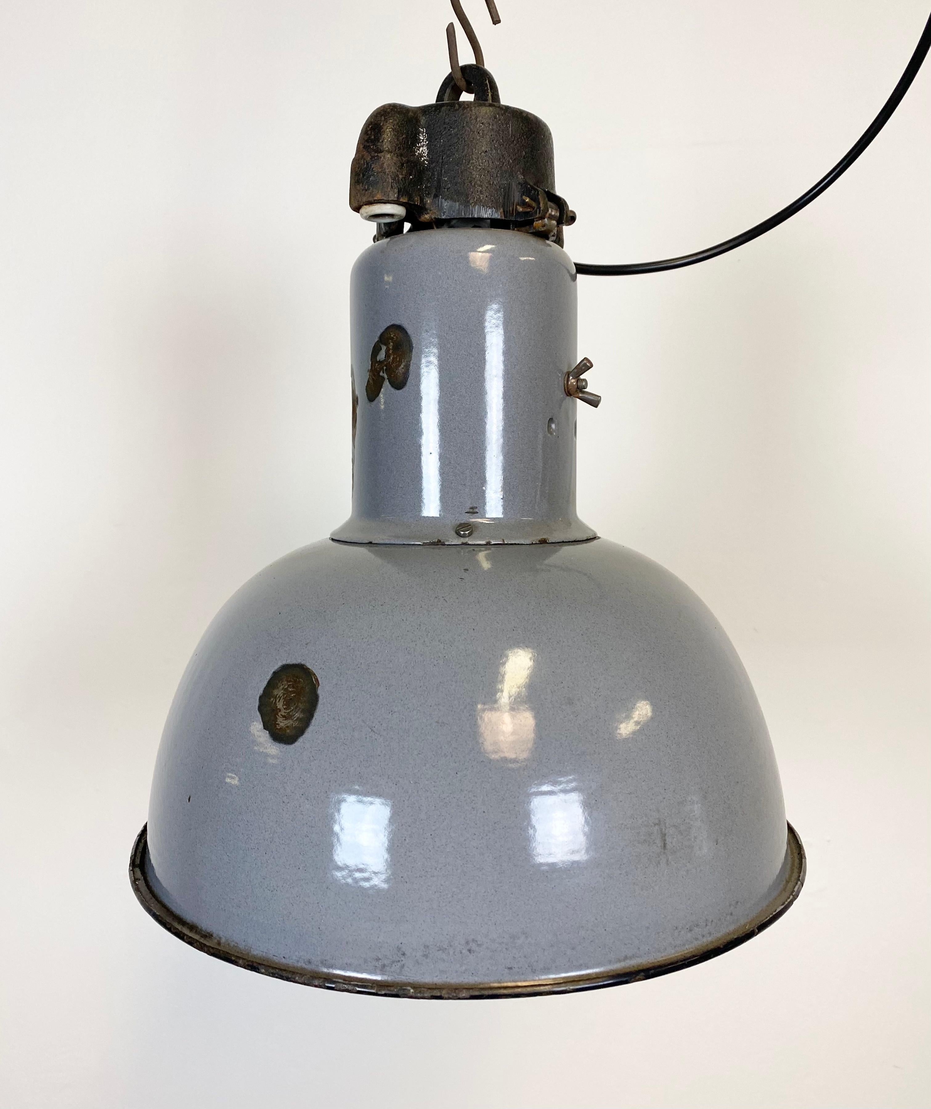 20ième siècle Lampe de style Bauhaus industrielle suspendue en émail gris, années 1930 en vente