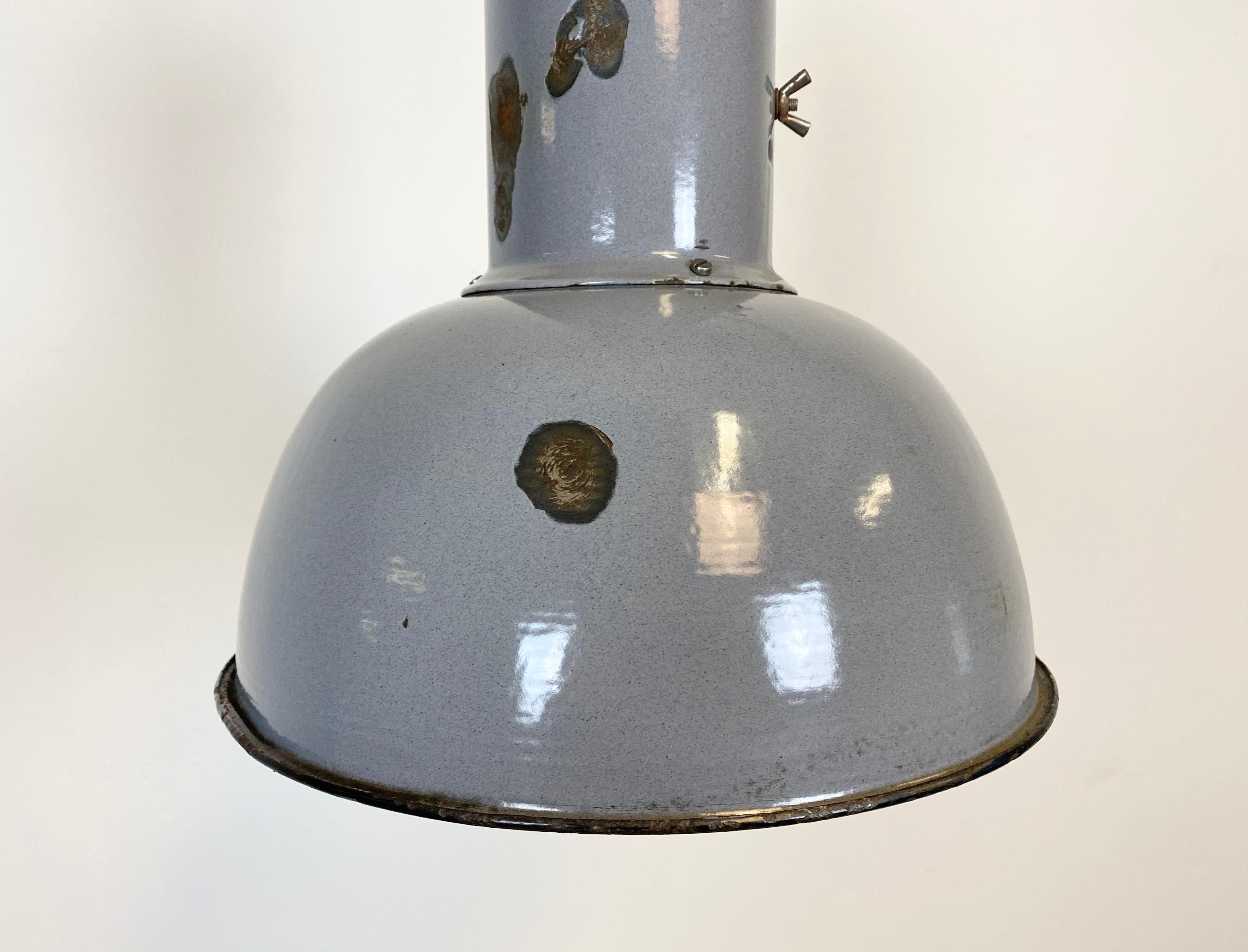 Fer Lampe de style Bauhaus industrielle suspendue en émail gris, années 1930 en vente