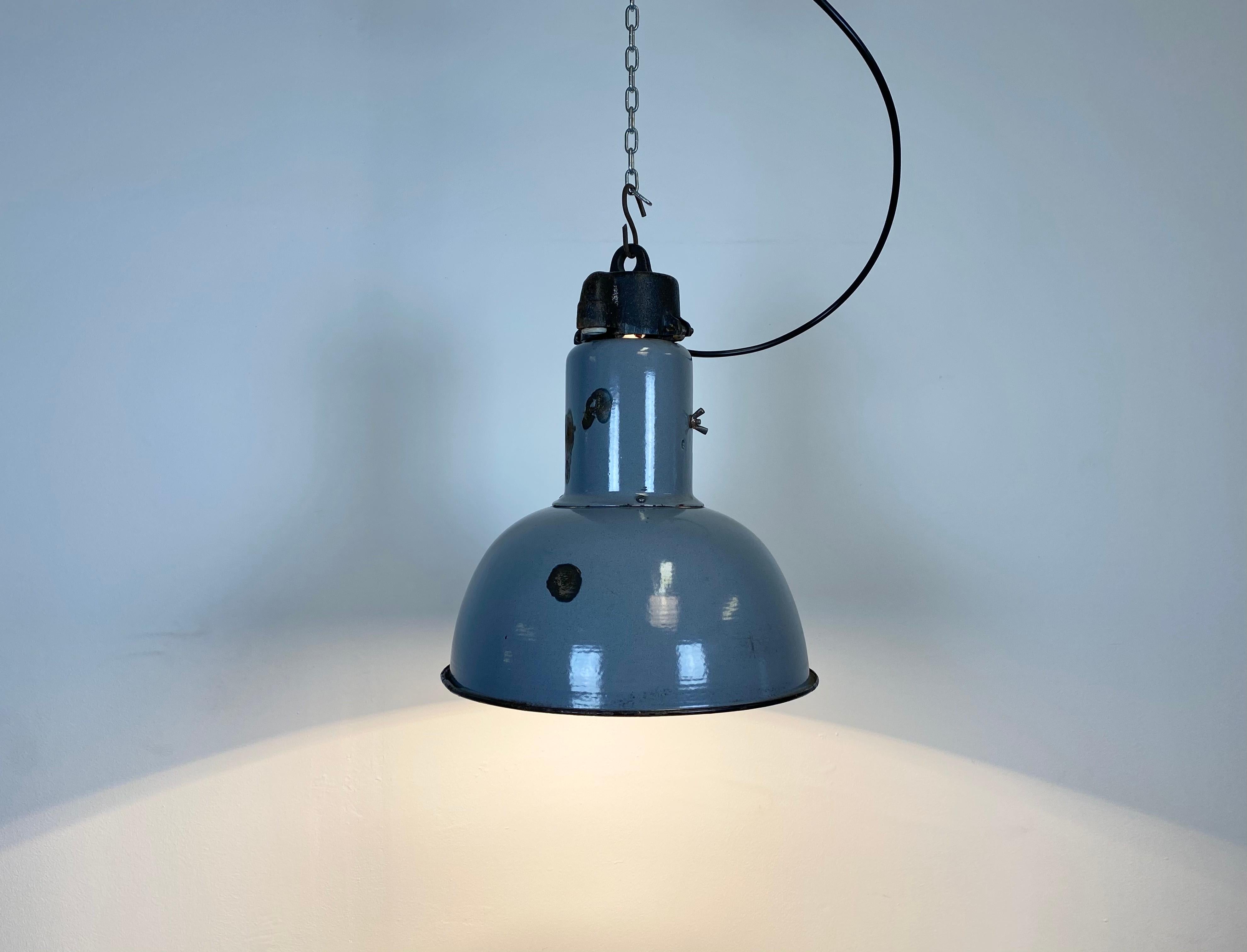 Lampe de style Bauhaus industrielle suspendue en émail gris, années 1930 en vente 1