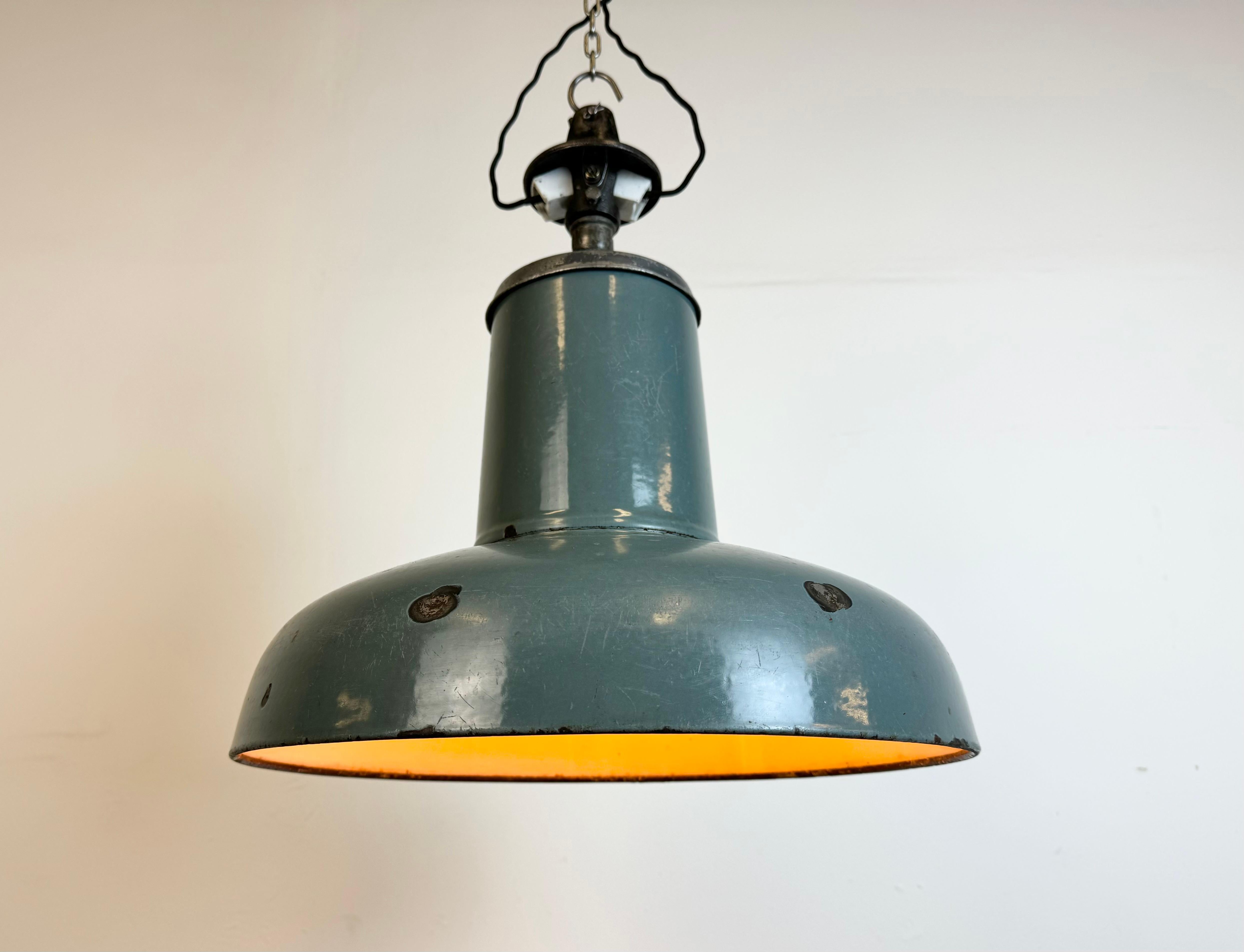 Lampe suspendue industrielle en émail gris de Siemens, années 1930 en vente 11