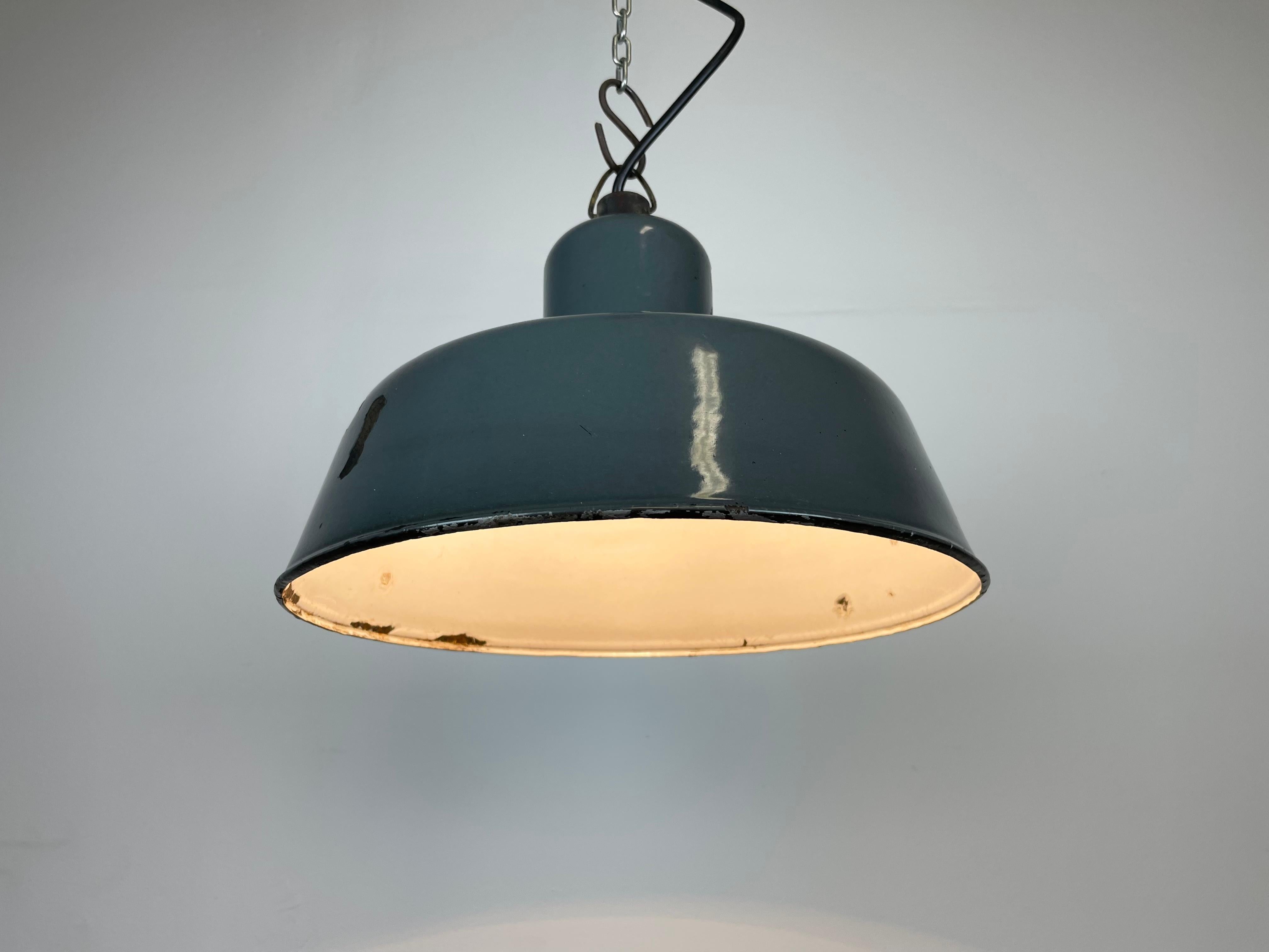 Lampe à suspension industrielle en émail gris de Siemens, années 1950 en vente 3