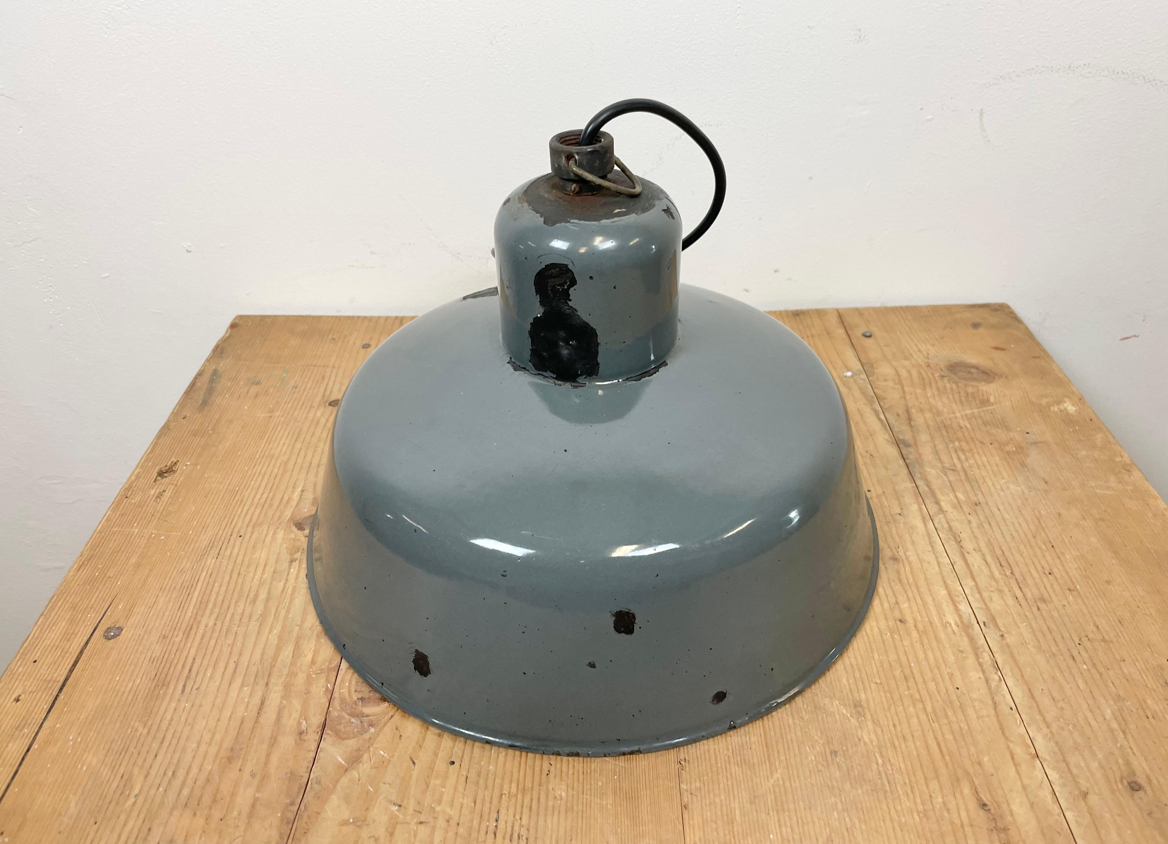 Lampe à suspension industrielle en émail gris de Siemens, années 1950 en vente 5