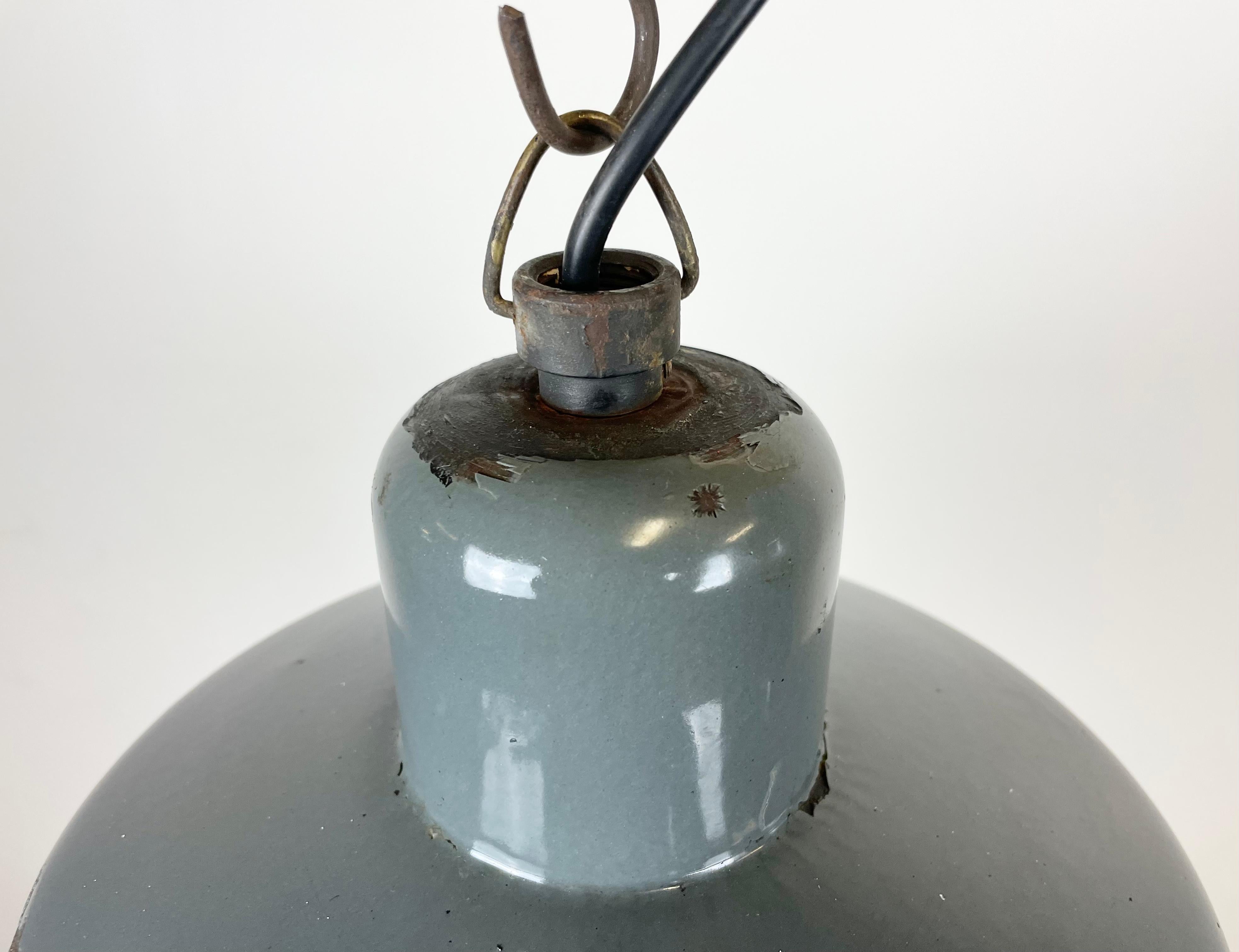 Lampe à suspension industrielle en émail gris de Siemens, années 1950 Bon état - En vente à Kojetice, CZ