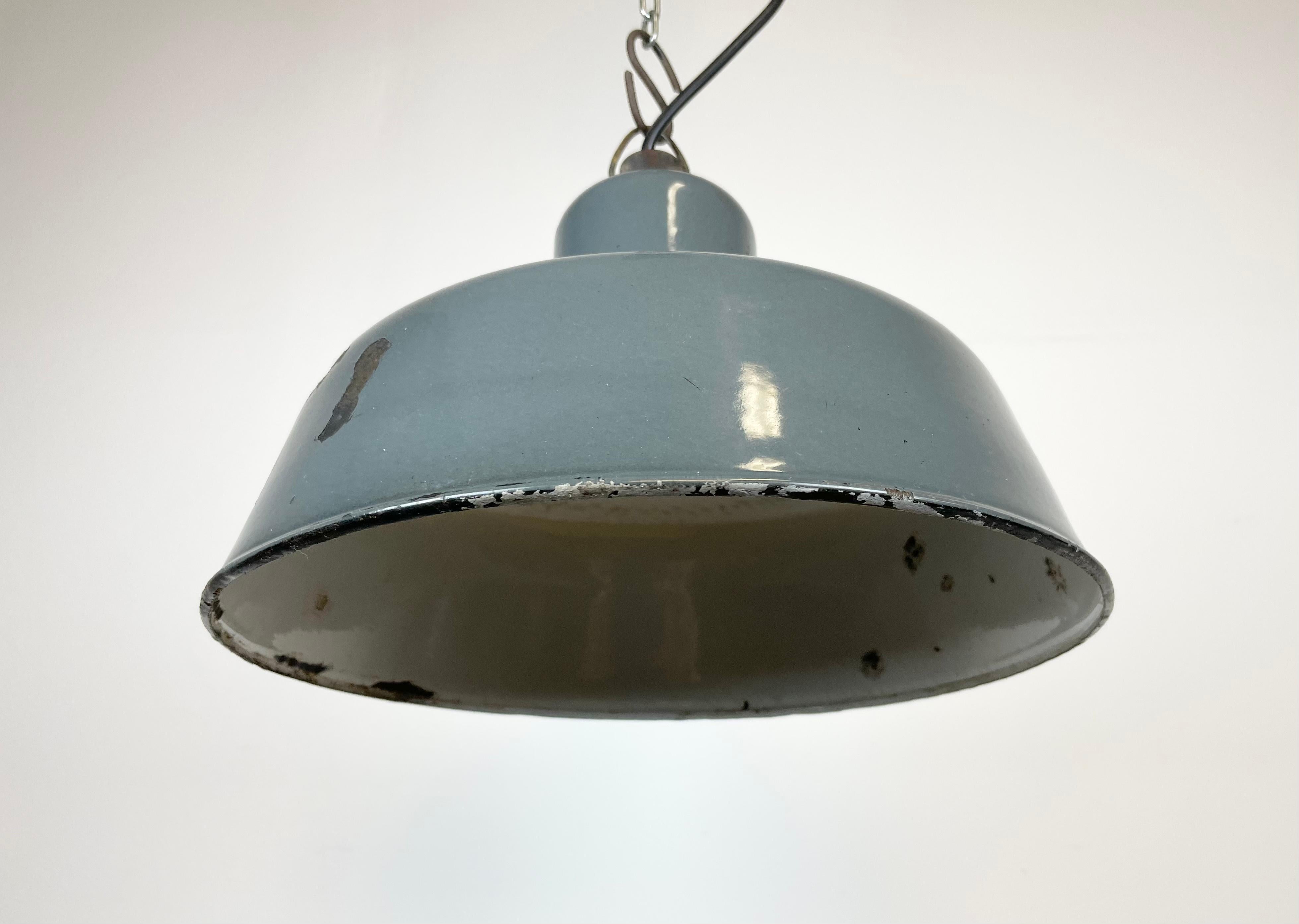 Lampe à suspension industrielle en émail gris de Siemens, années 1950 en vente 1