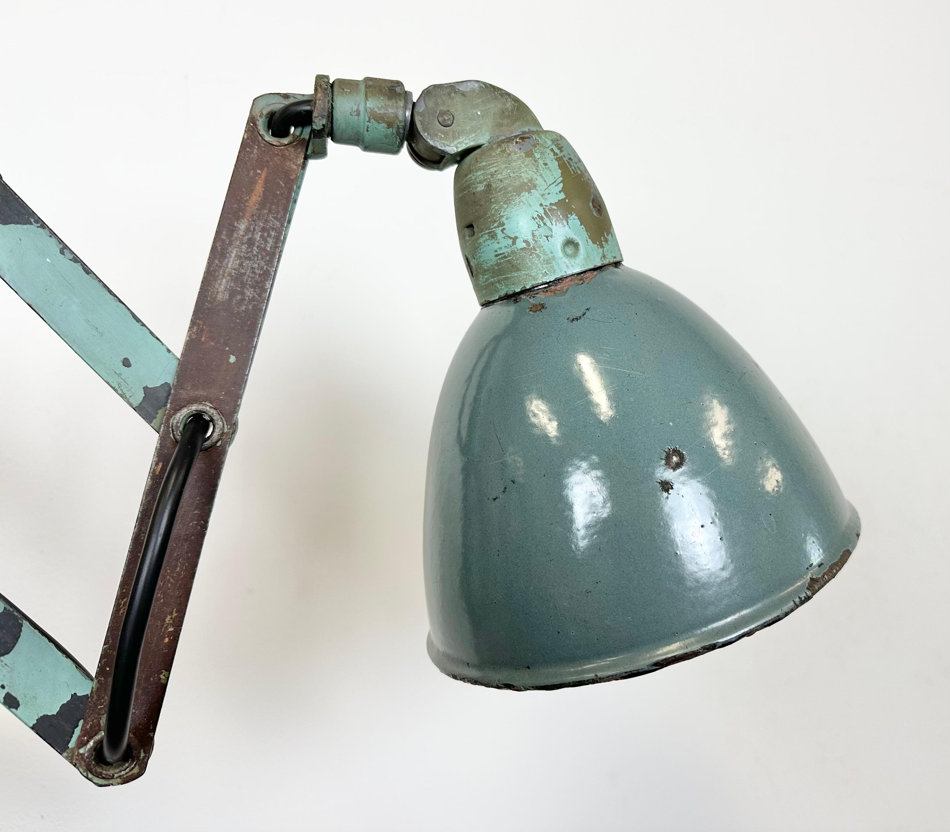 Industrial Grey Enamel Wall Scissor Lamp from Siemens, 1930s For Sale 9