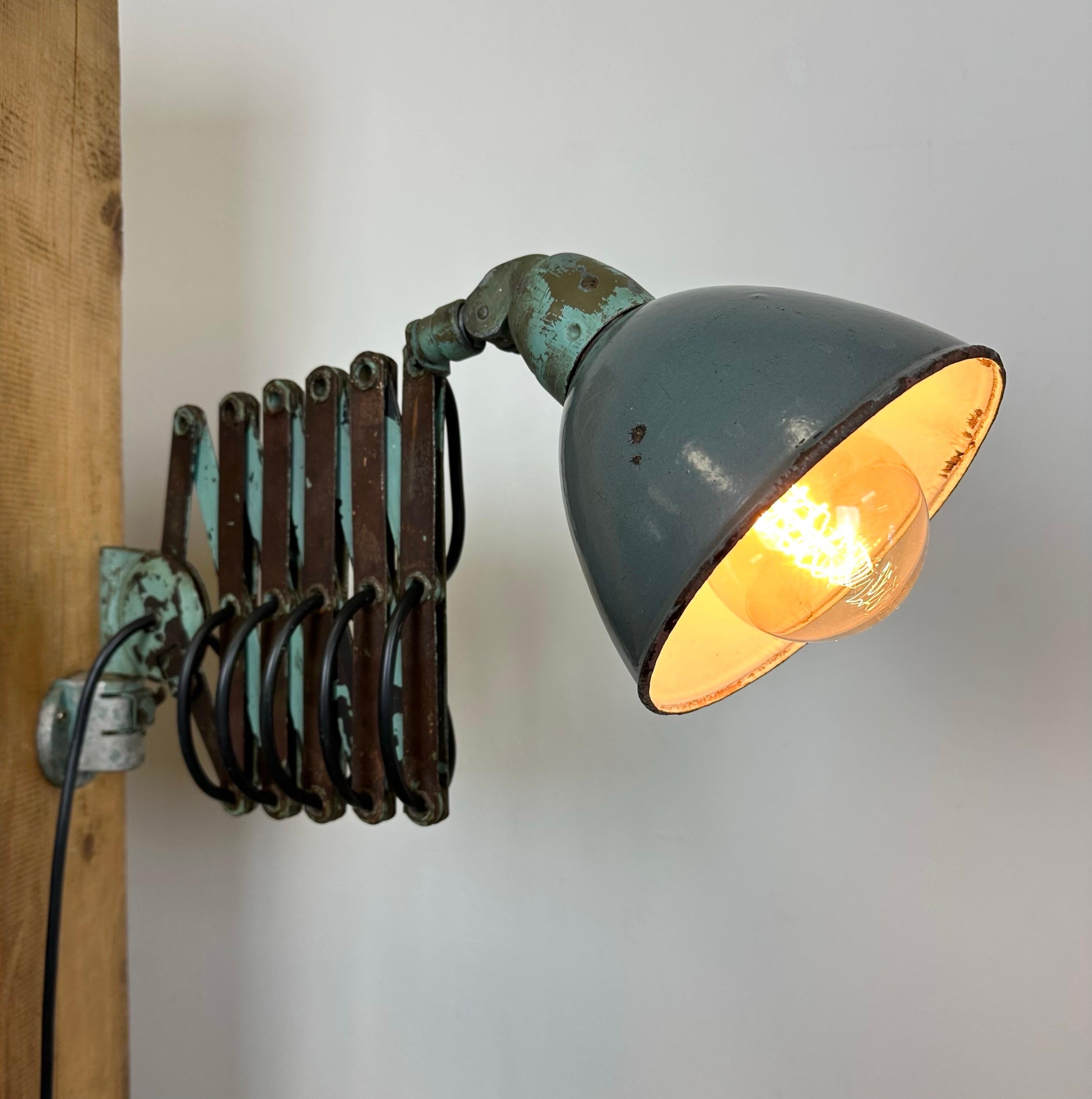 Industrial Grey Enamel Wall Scissor Lamp from Siemens, 1930s For Sale 12