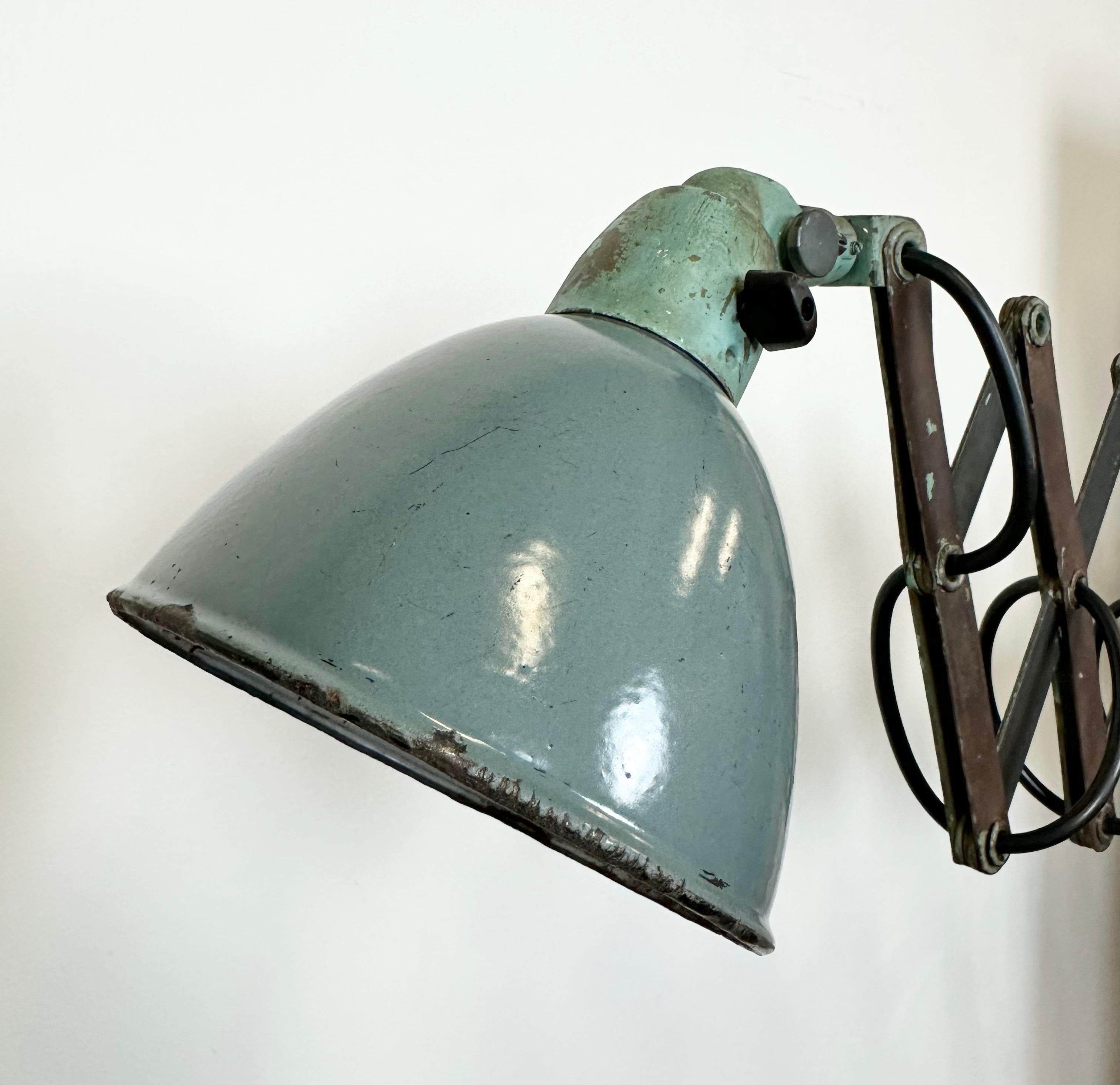 Industrial Grey Enamel Wall Scissor Lamp from Siemens, 1930s For Sale 2