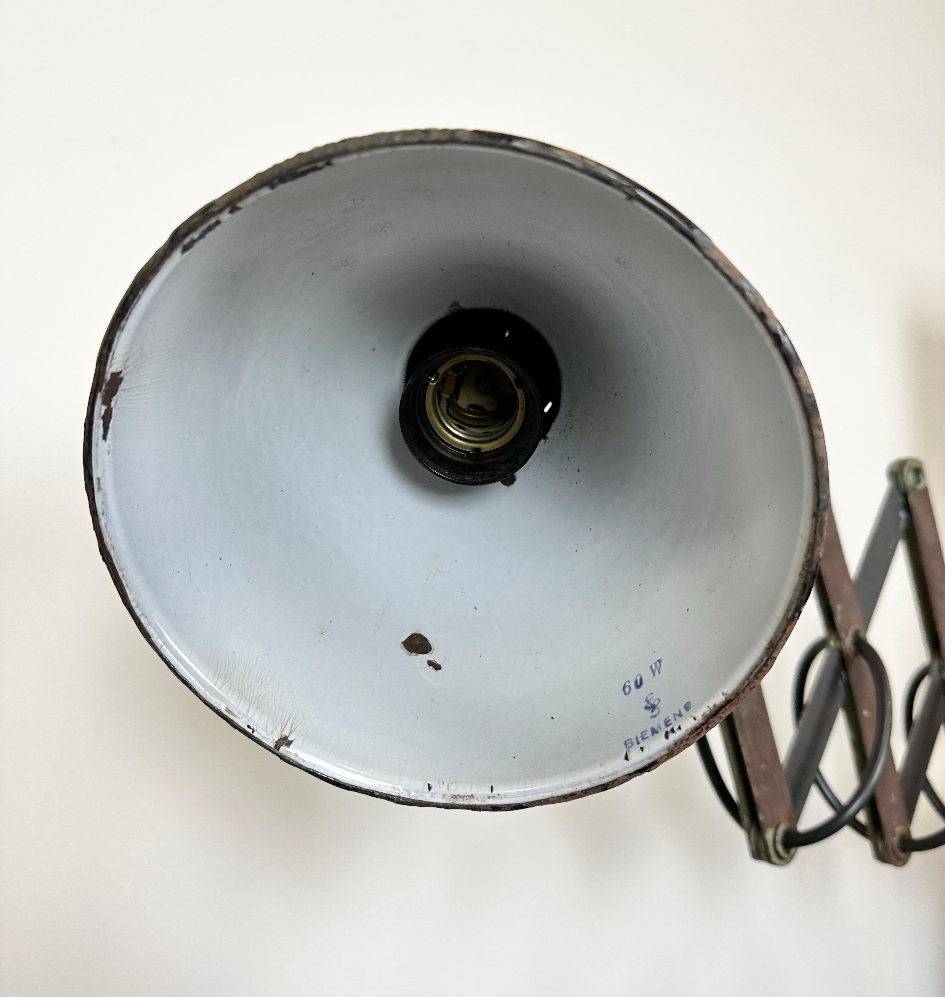Industrial Grey Enamel Wall Scissor Lamp from Siemens, 1930s For Sale 3