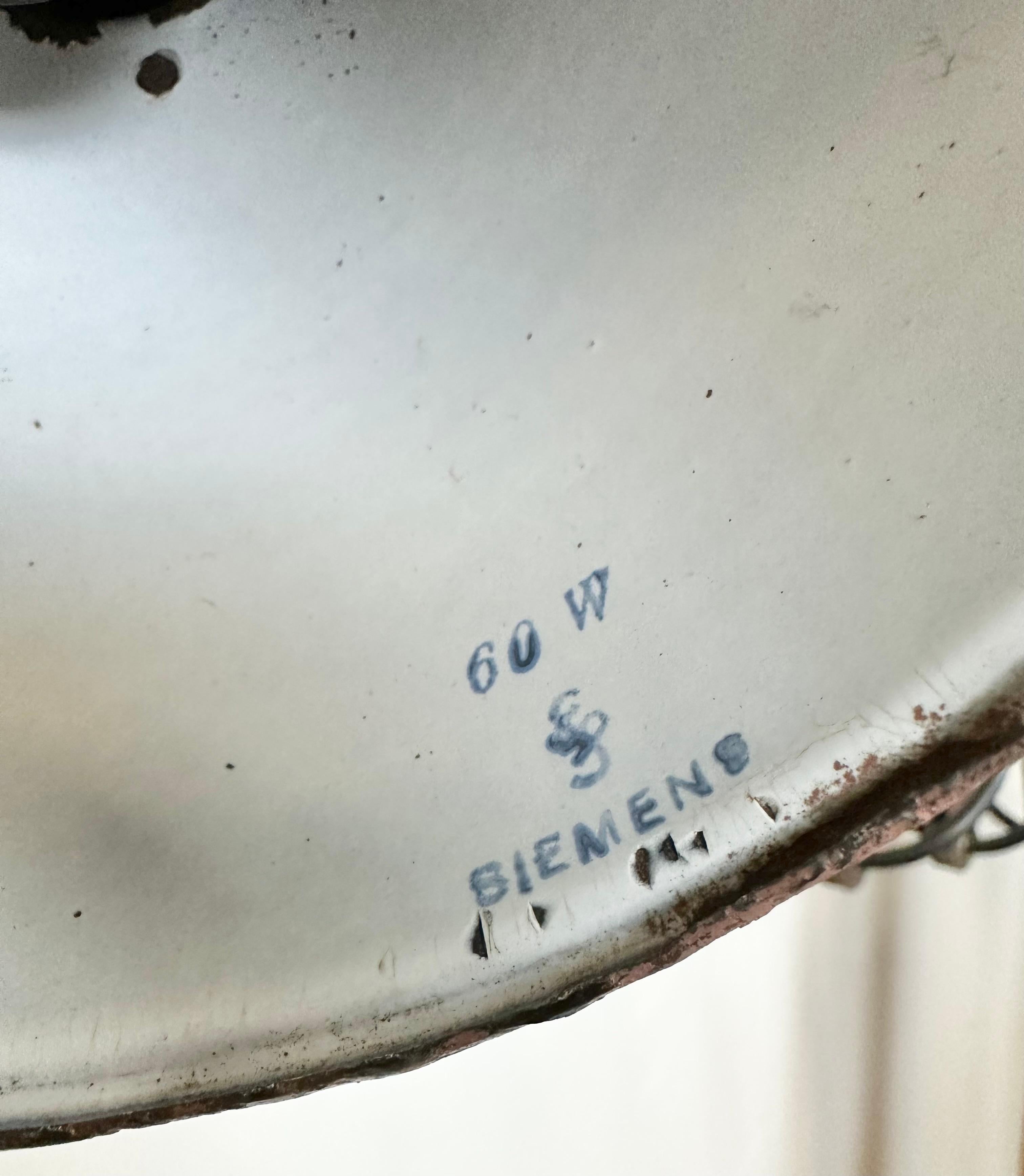 Industrial Grey Enamel Wall Scissor Lamp from Siemens, 1930s For Sale 4