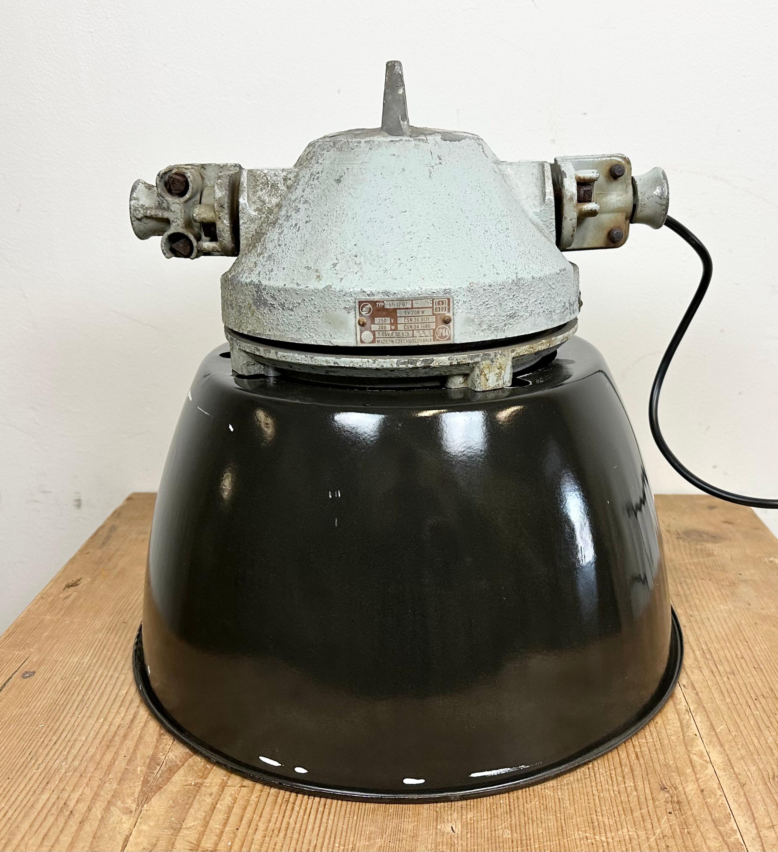 Industrial Grey Explosion Proof Lamp with Black Enameled Shade, 1970s For Sale 5